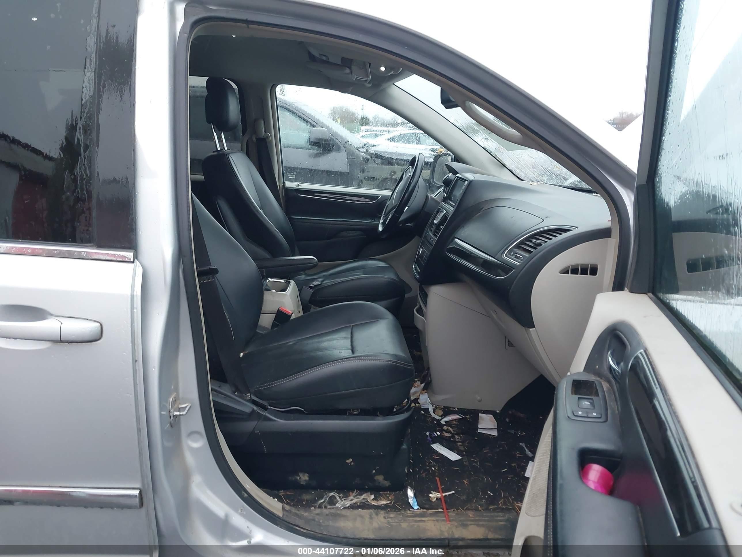 CHRYSLER TOWN image 5