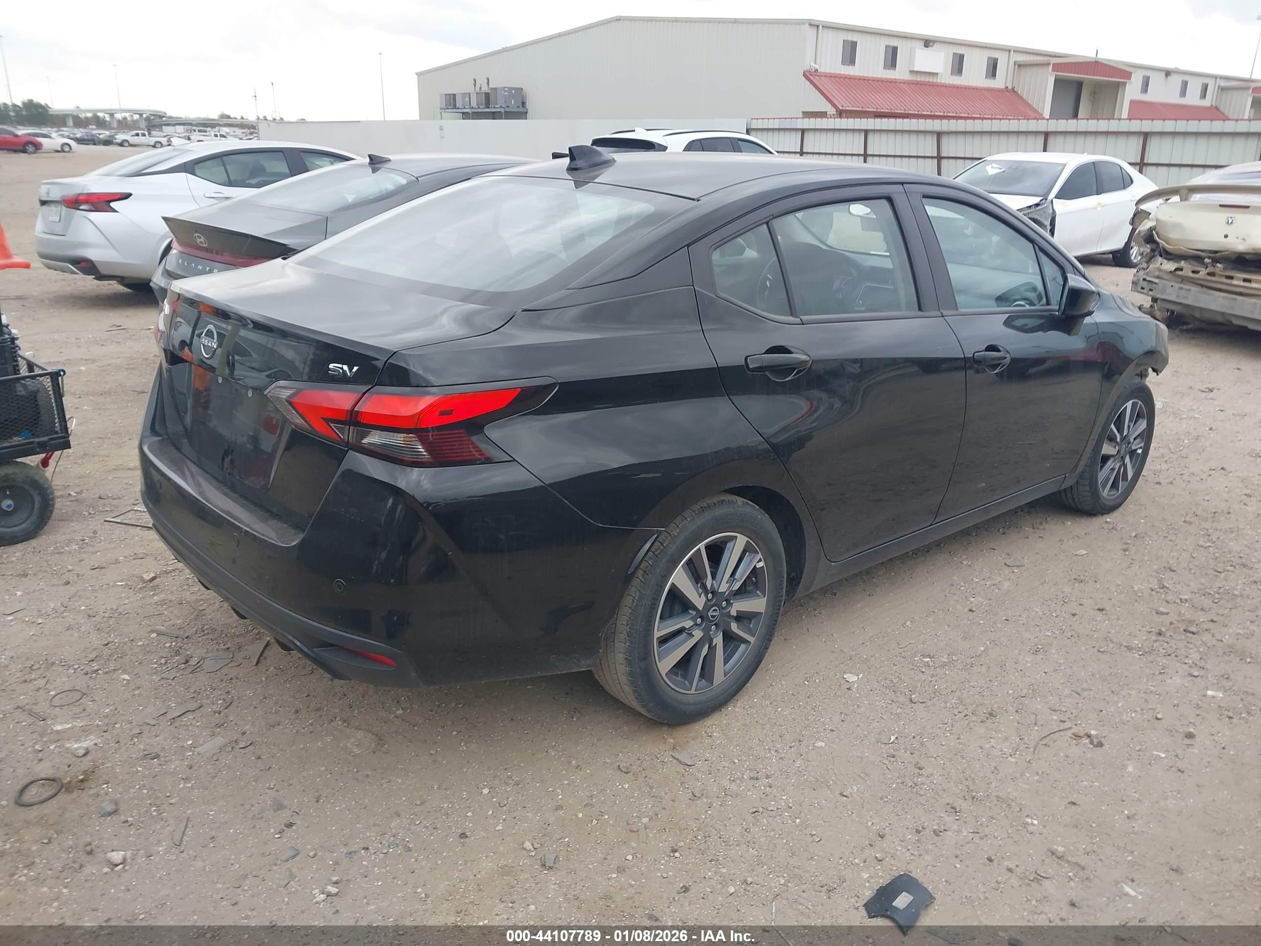 NISSAN VERSA image 4