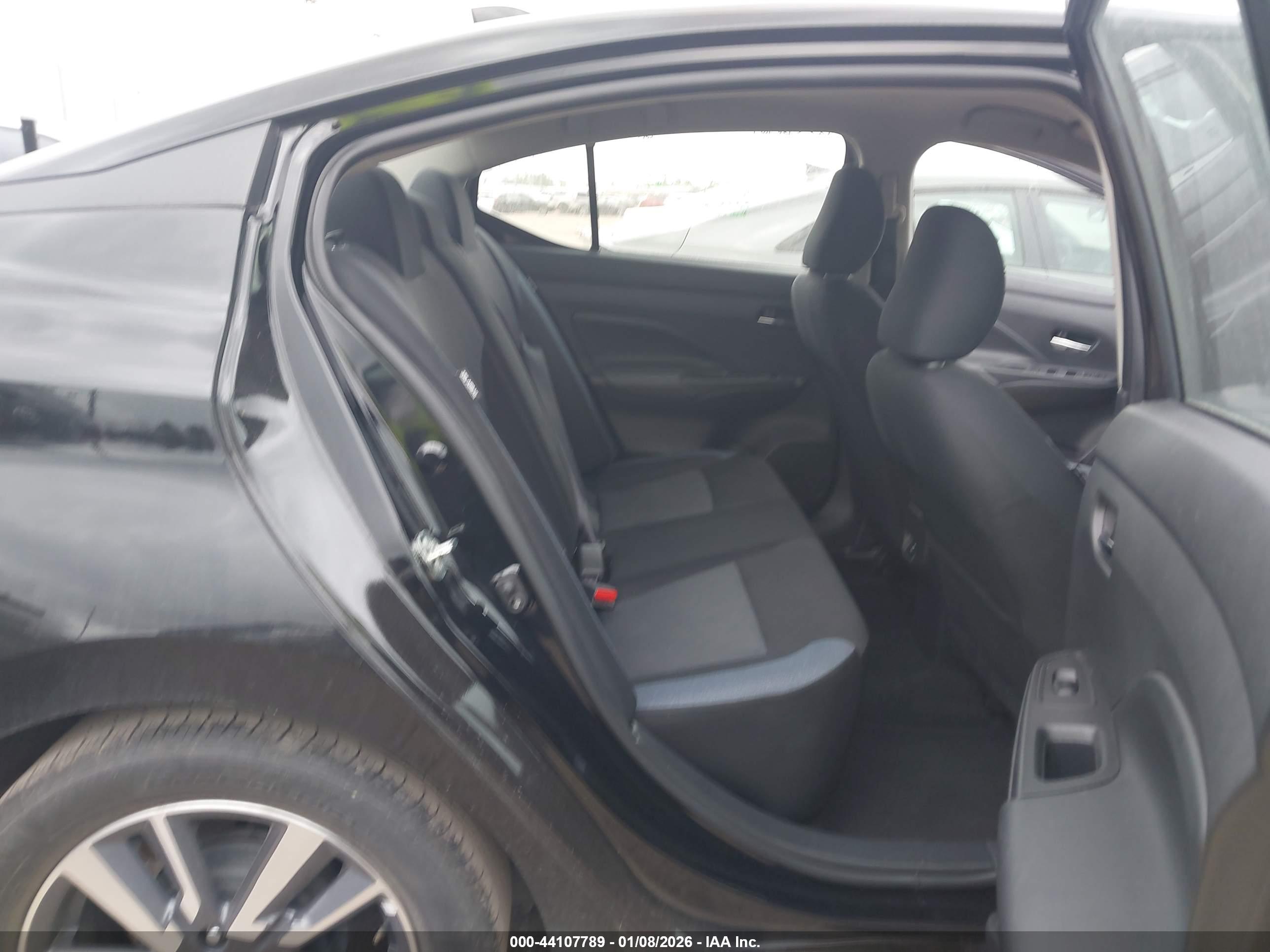 NISSAN VERSA image 8