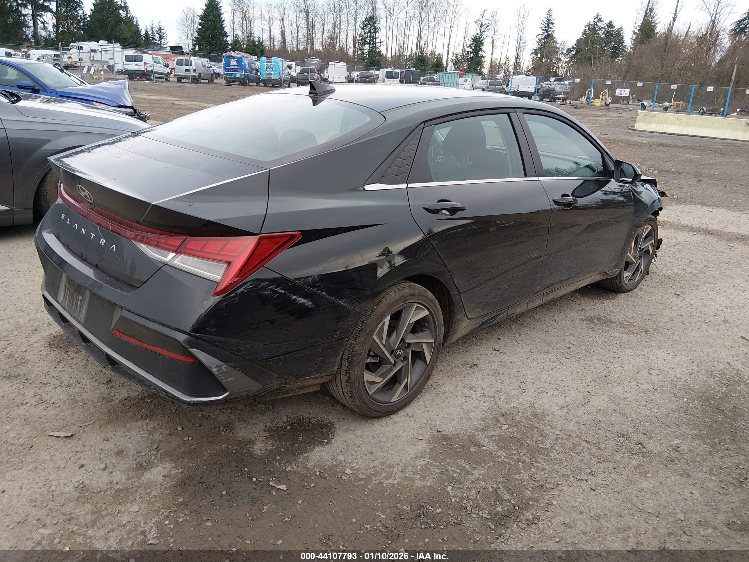 HYUNDAI ELANTRA image 4