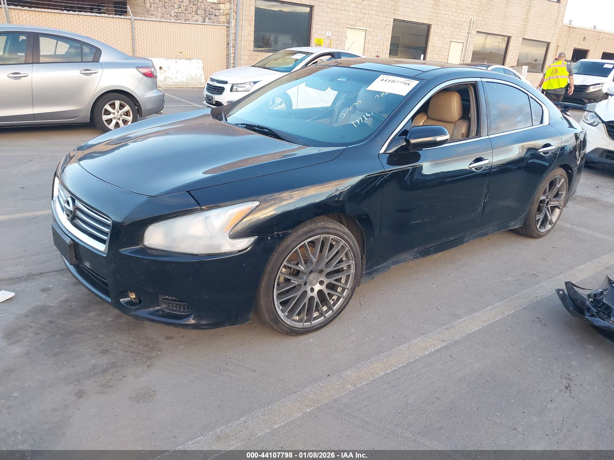 NISSAN MAXIMA image 2