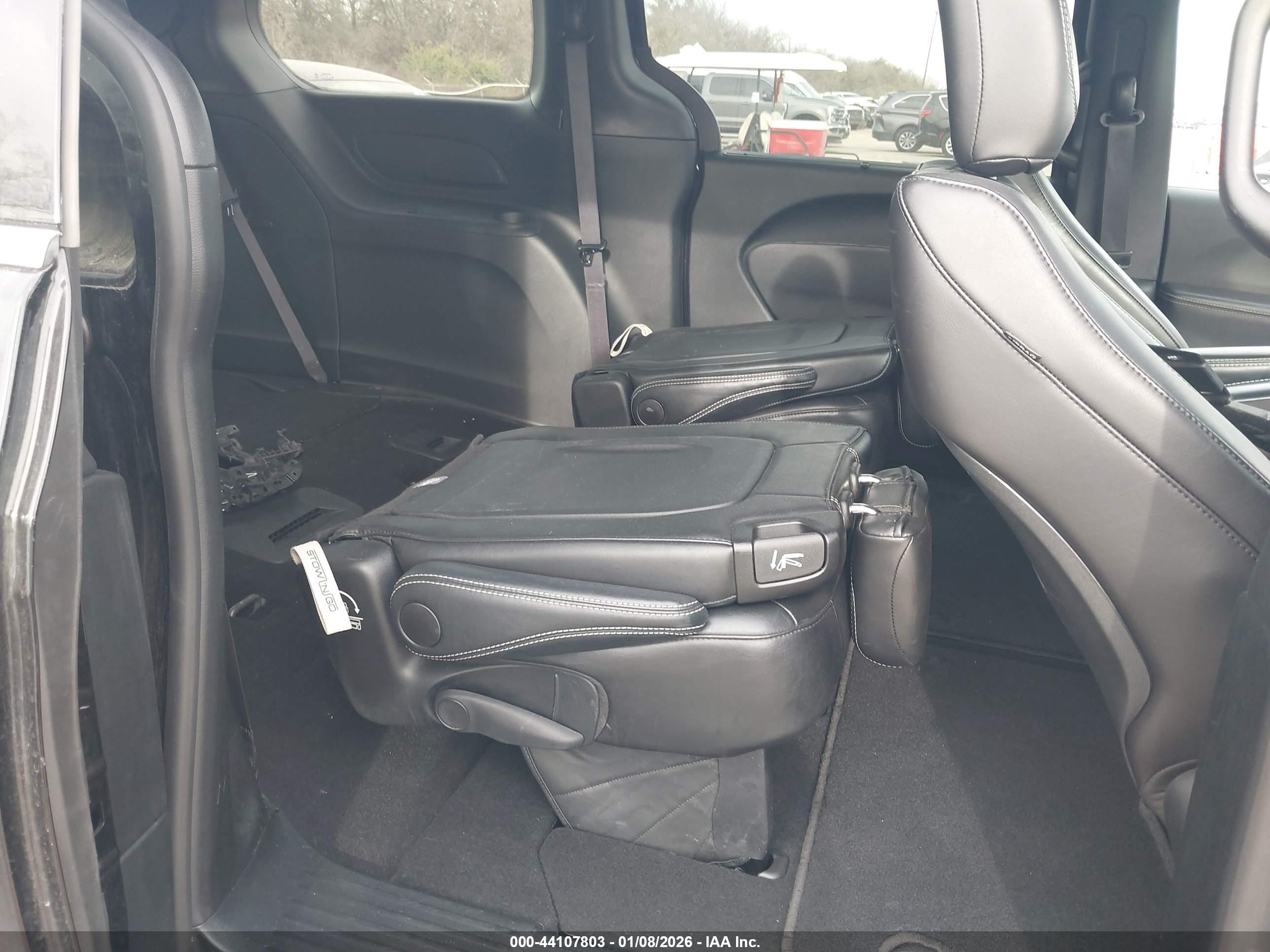 CHRYSLER PACIFICA image 8