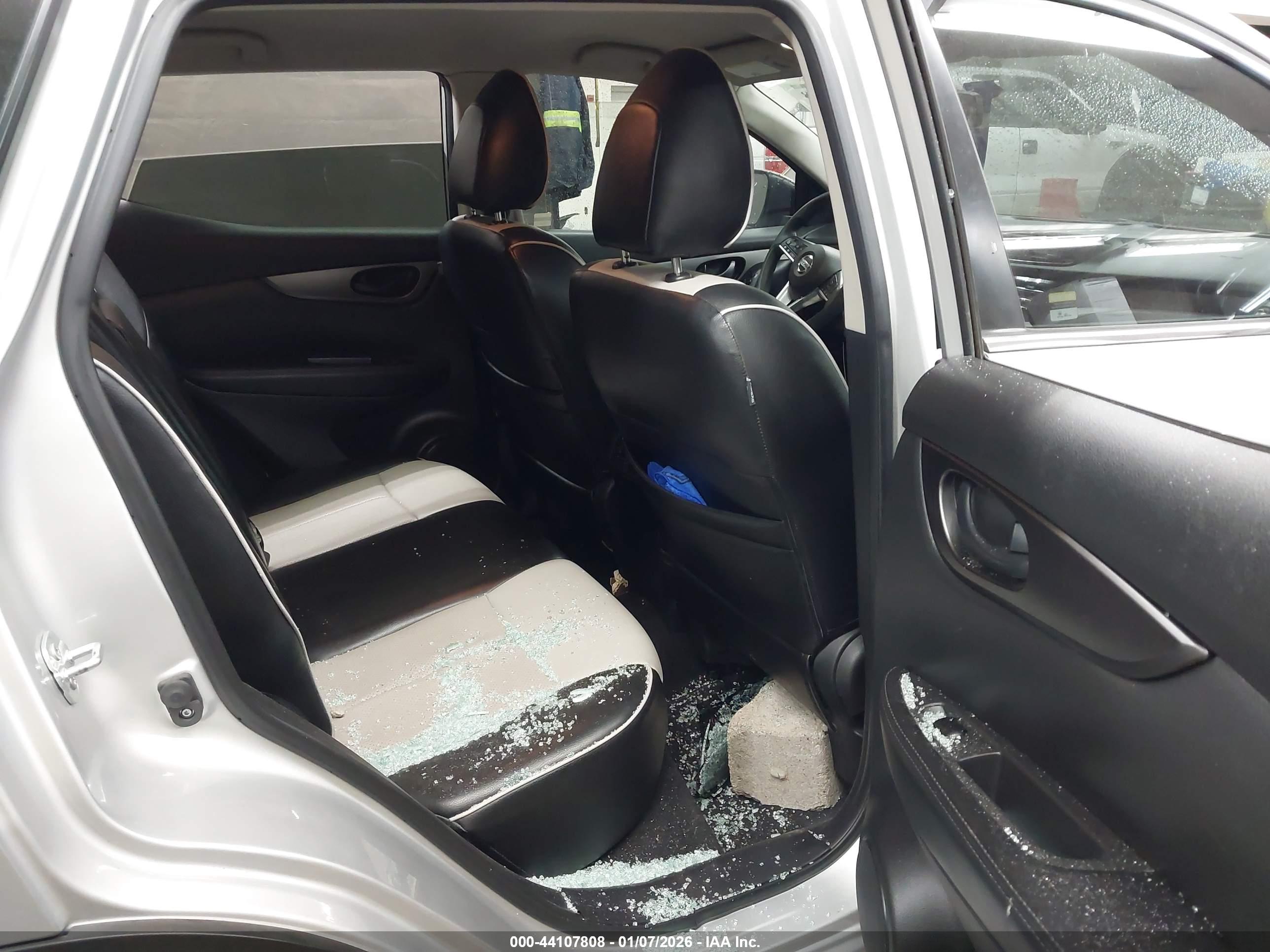 NISSAN ROGUE image 8