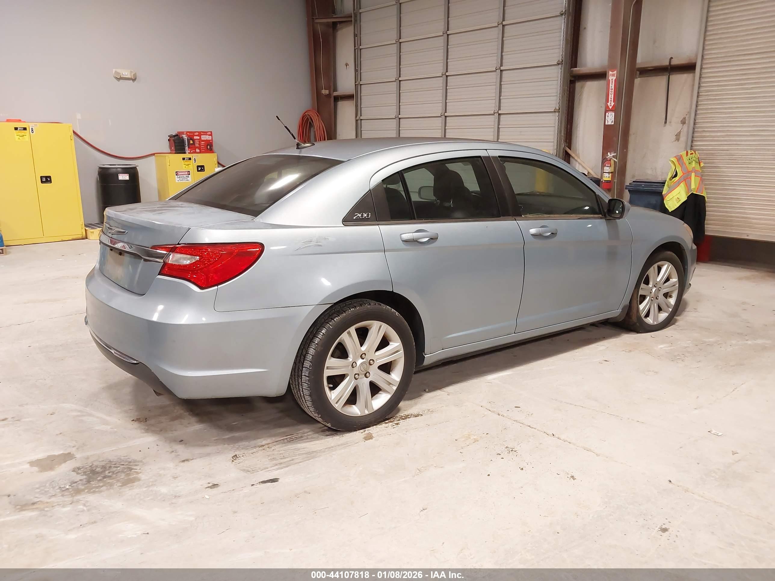 CHRYSLER 200 image 4