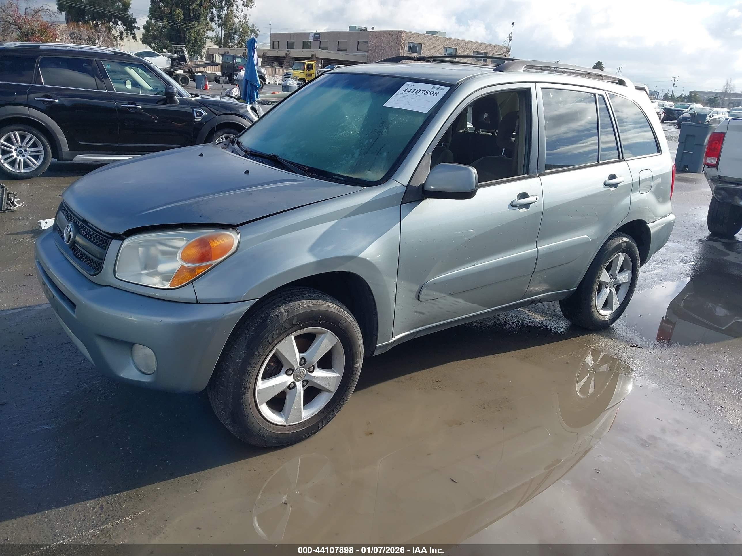 TOYOTA RAV4 image 2