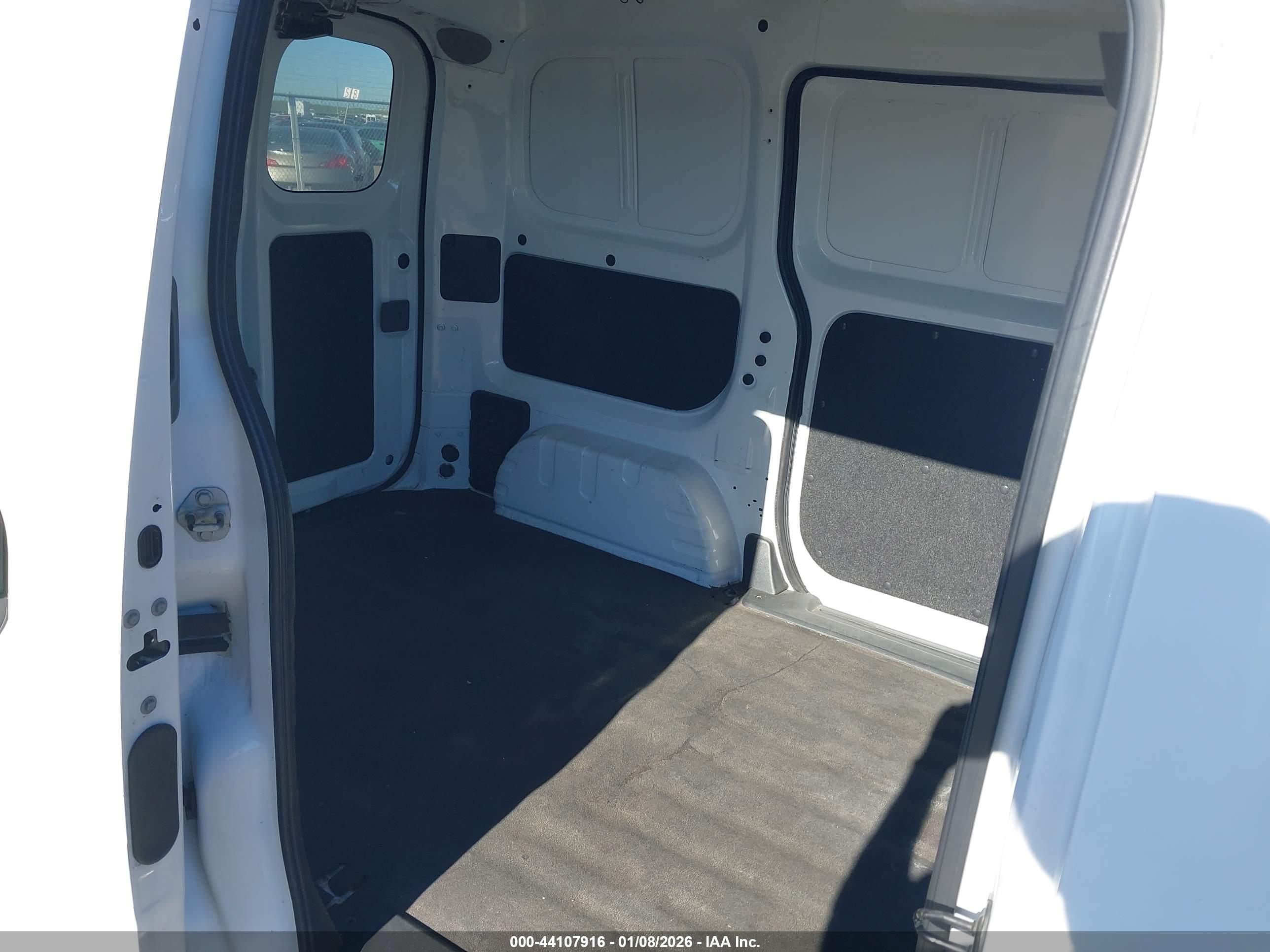 NISSAN NV200 image 8