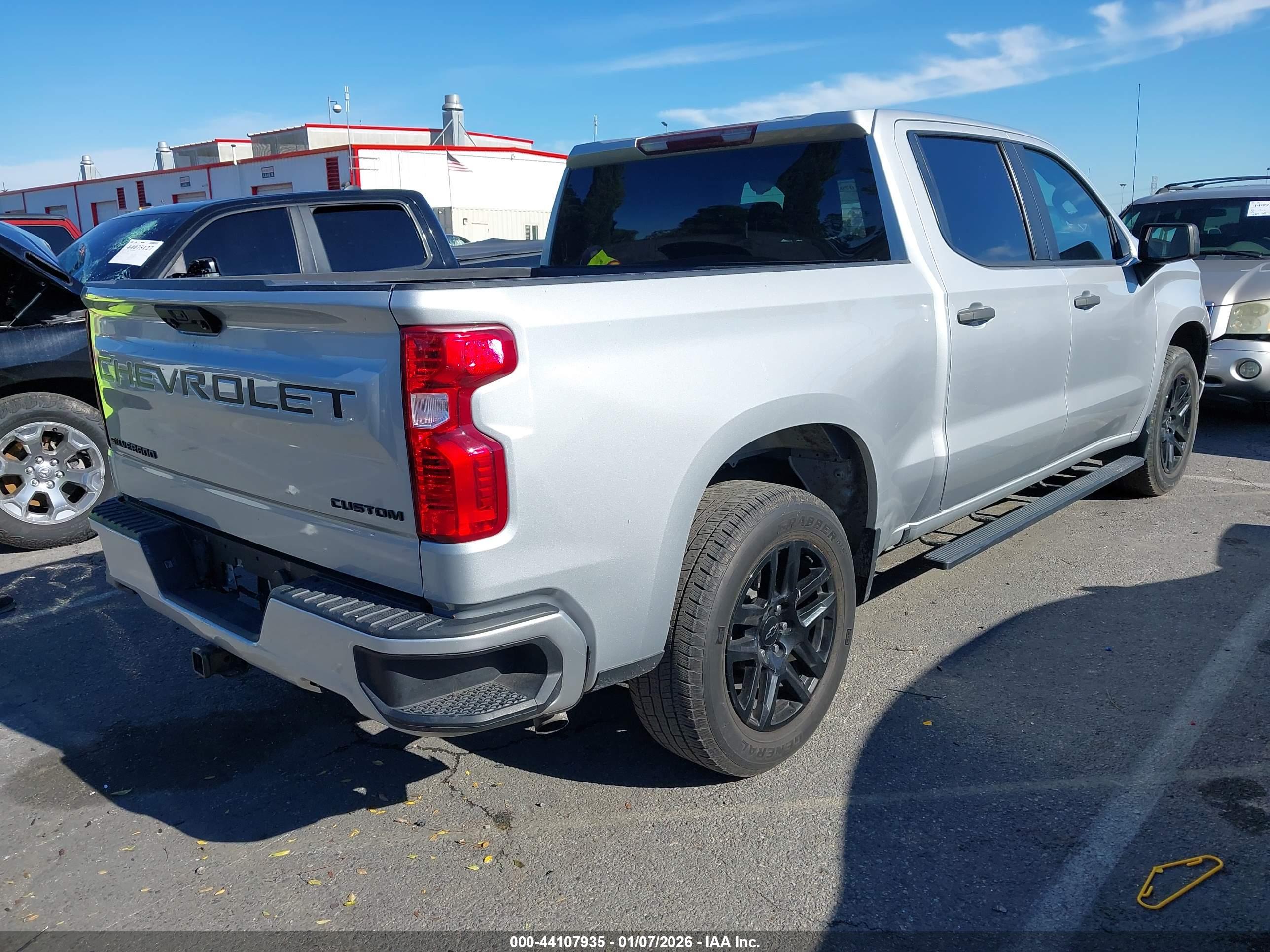 CHEVROLET SILVERADO image 4
