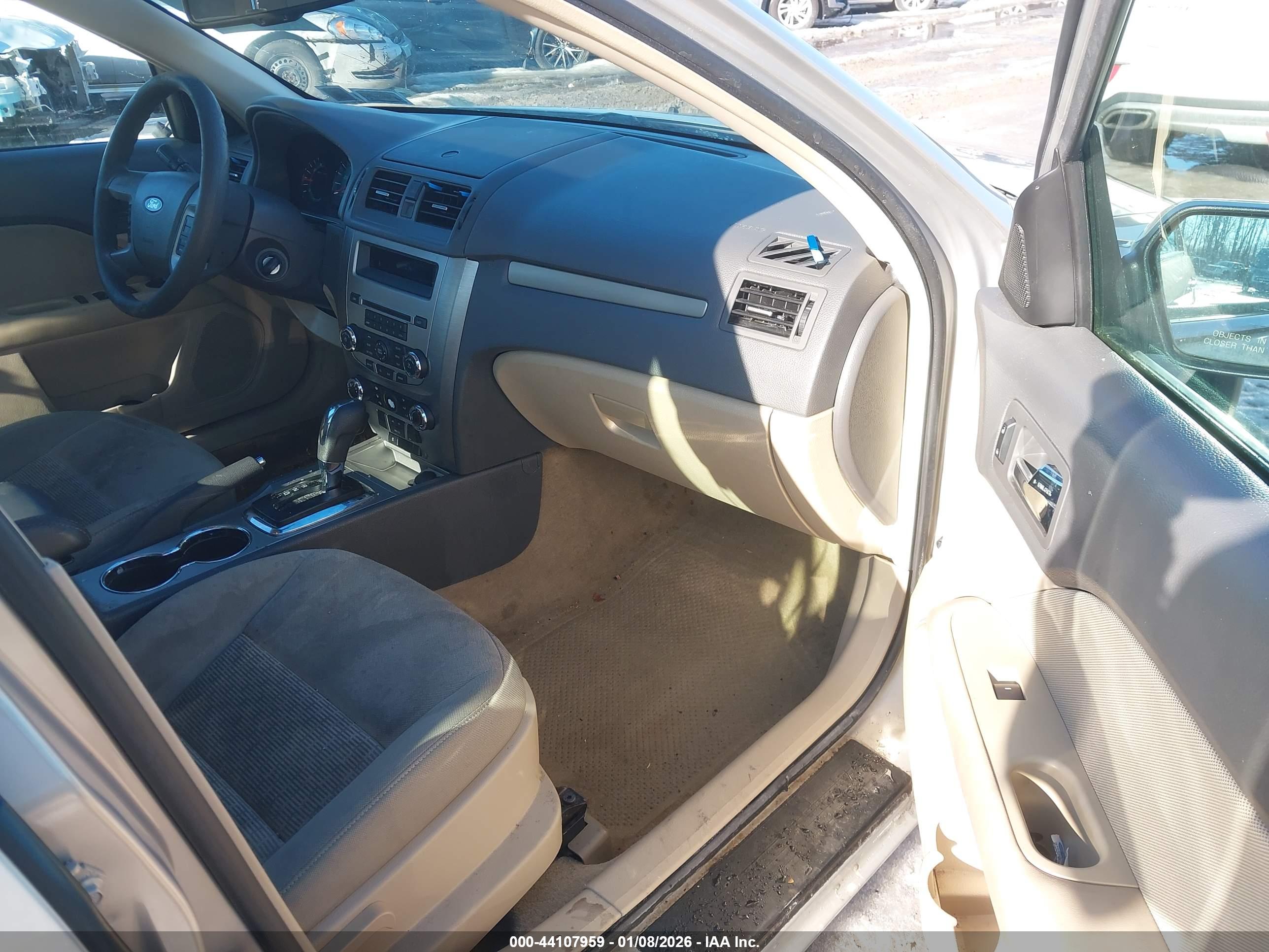 FORD FUSION image 5