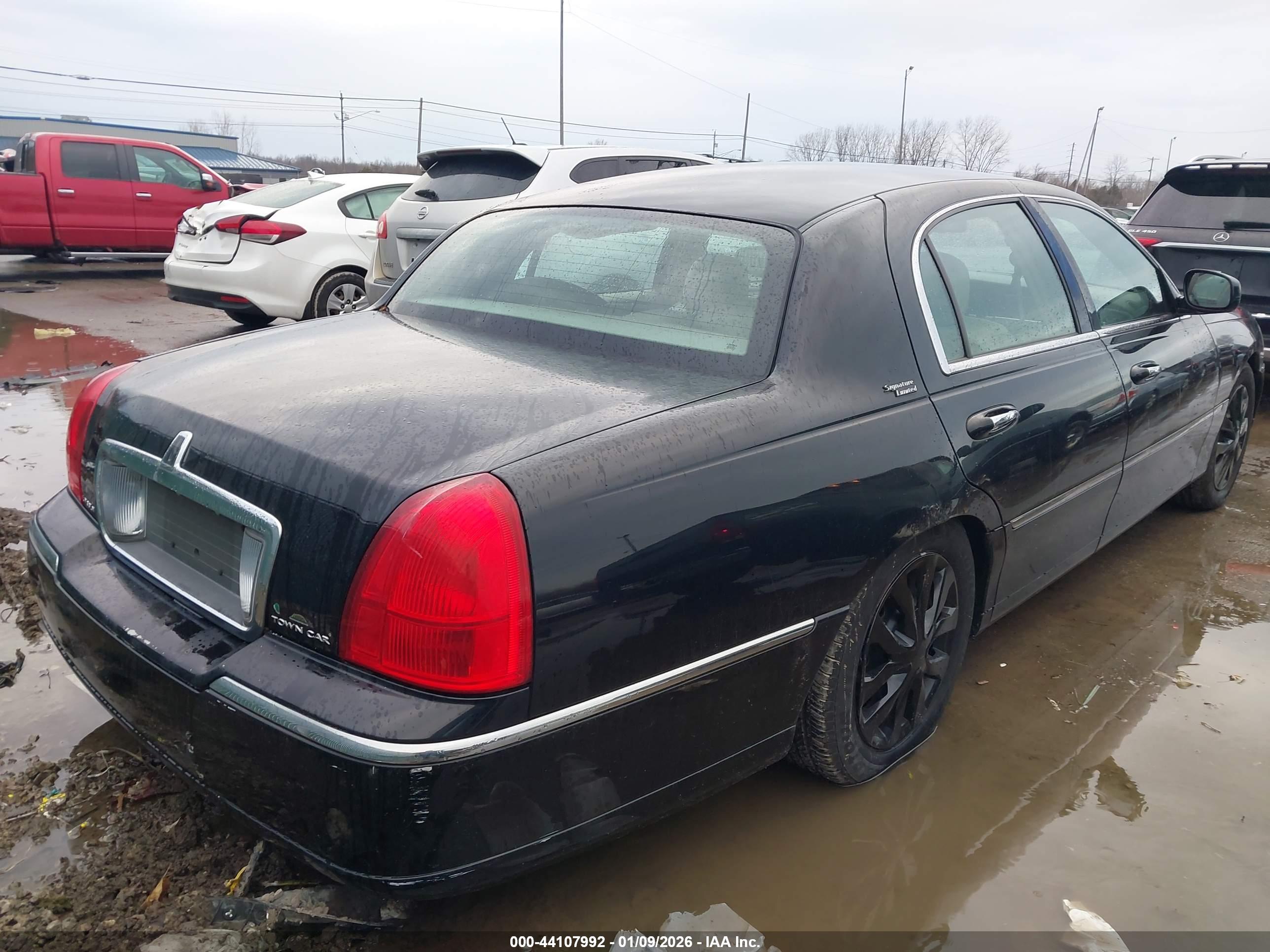 LINCOLN TOWN image 4