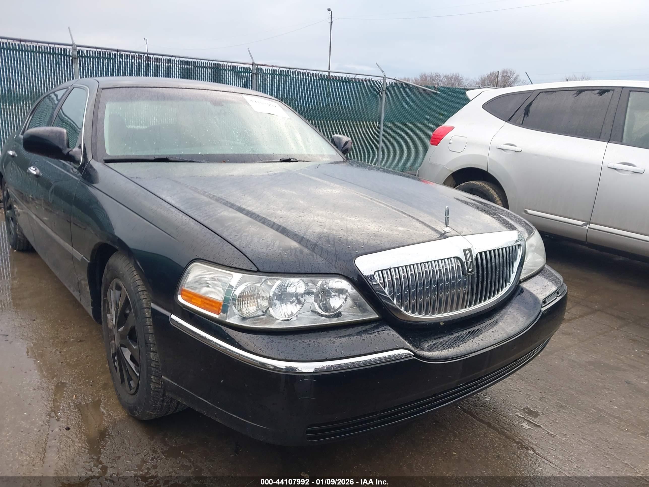LINCOLN TOWN image 6