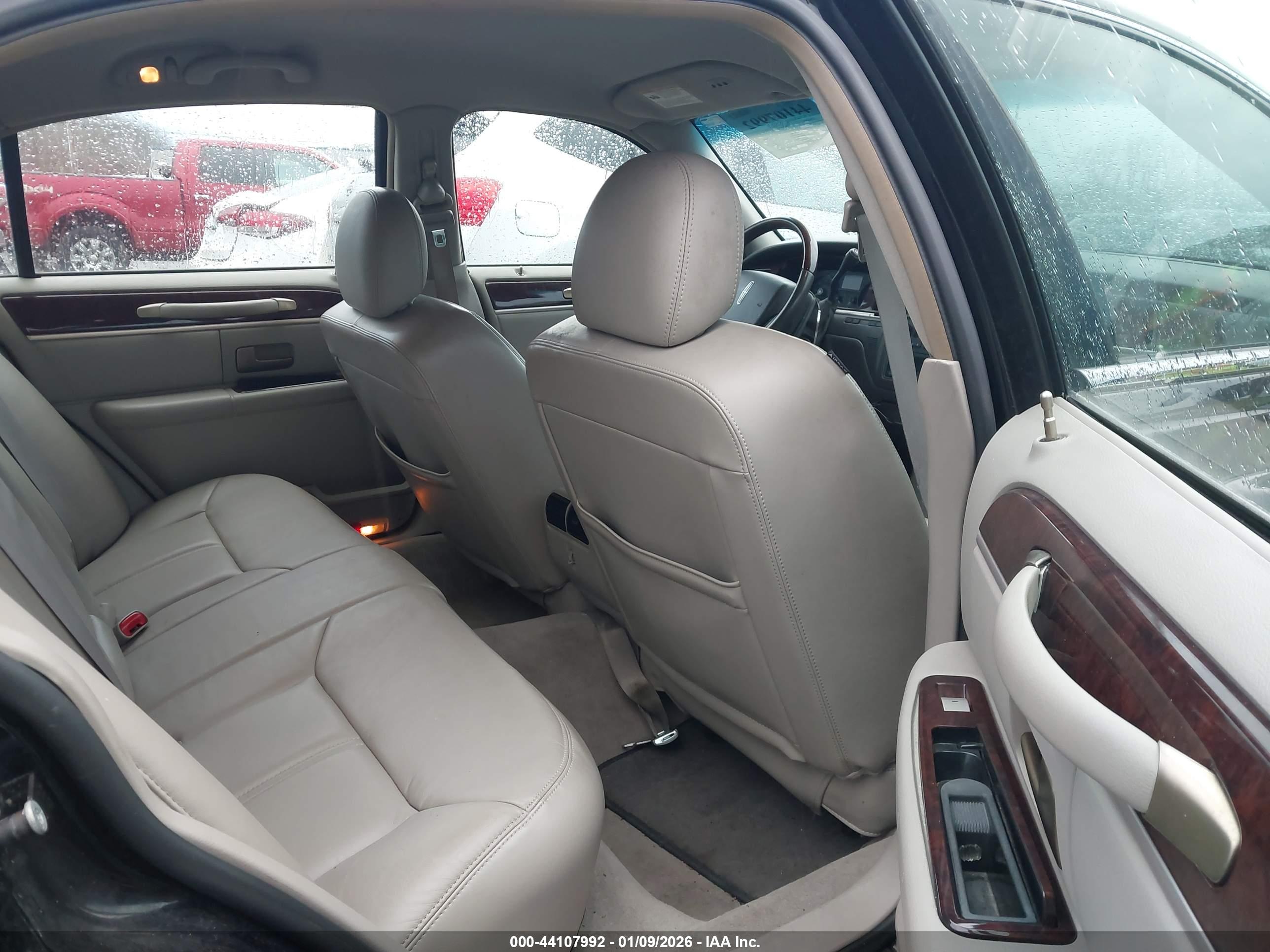 LINCOLN TOWN image 8