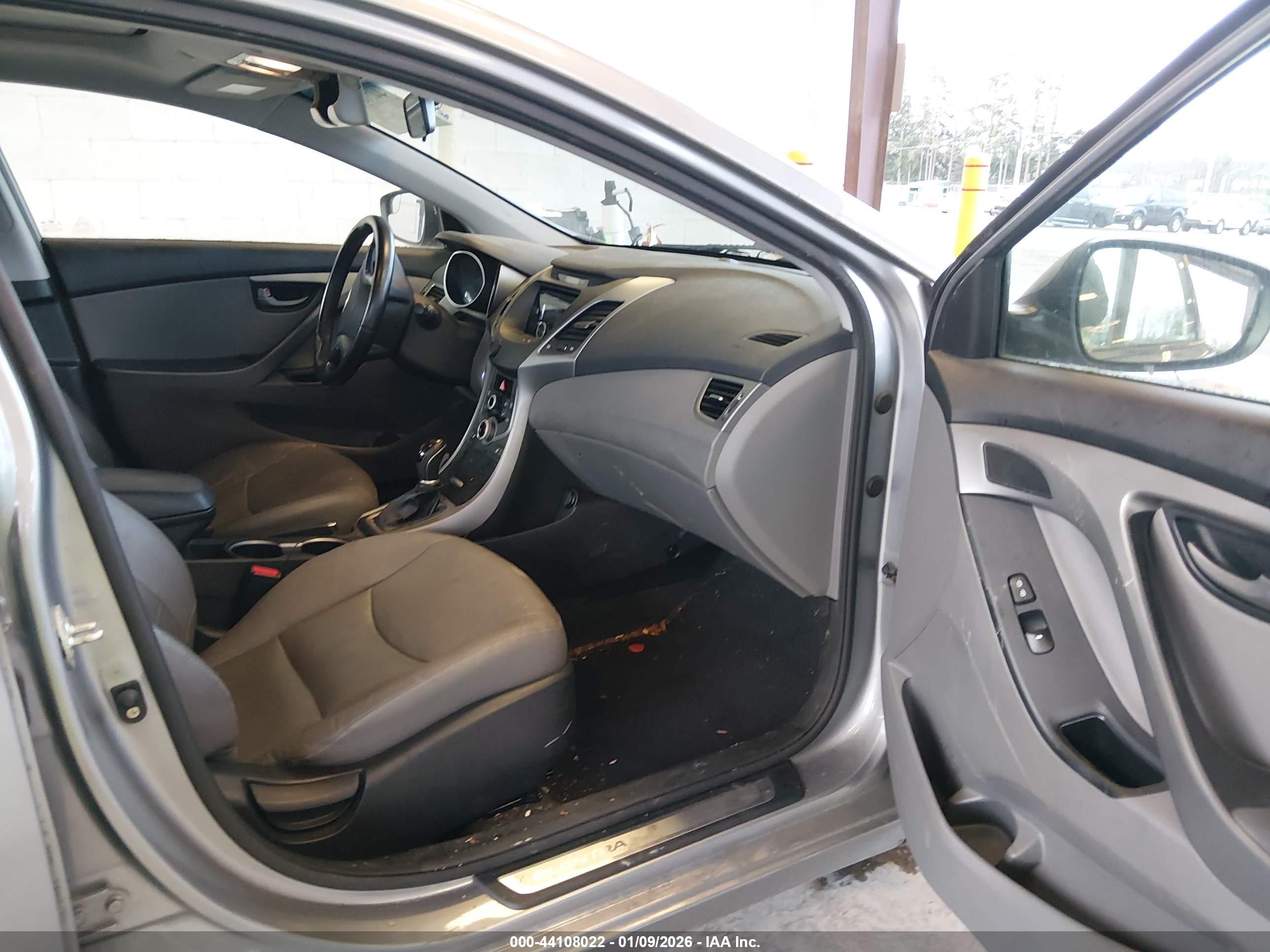 HYUNDAI ELANTRA image 5