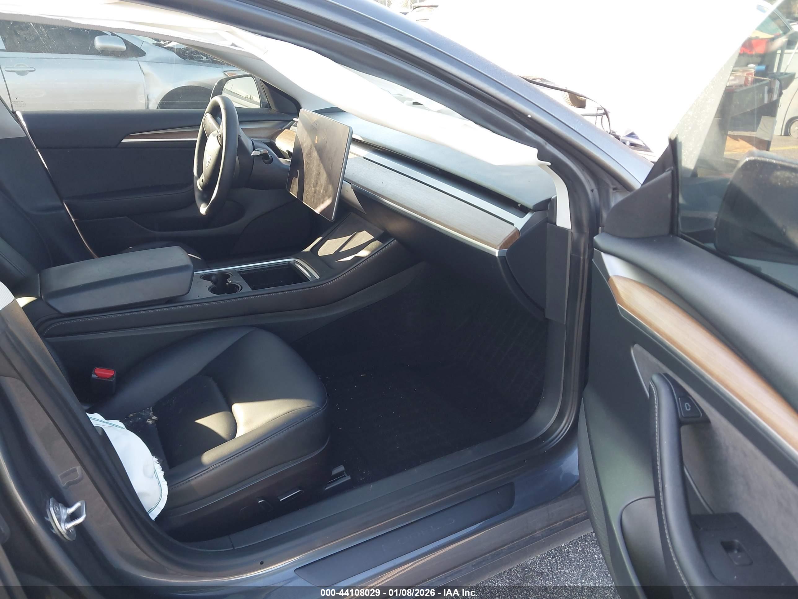 TESLA MODEL image 5