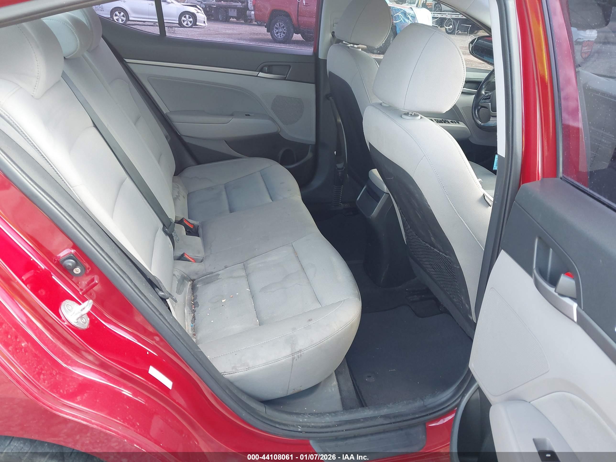 HYUNDAI ELANTRA image 8