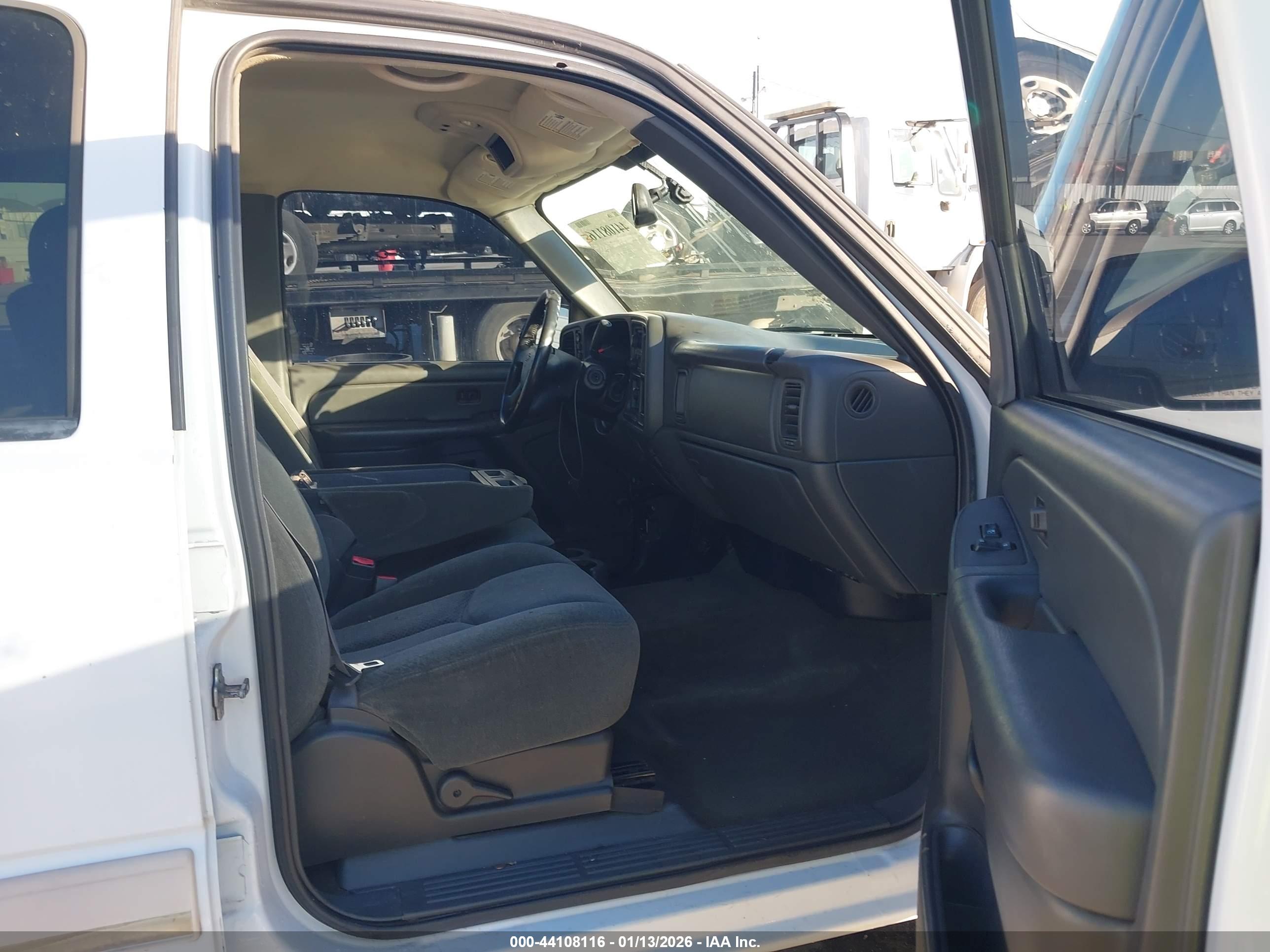 CHEVROLET SILVERADO image 5