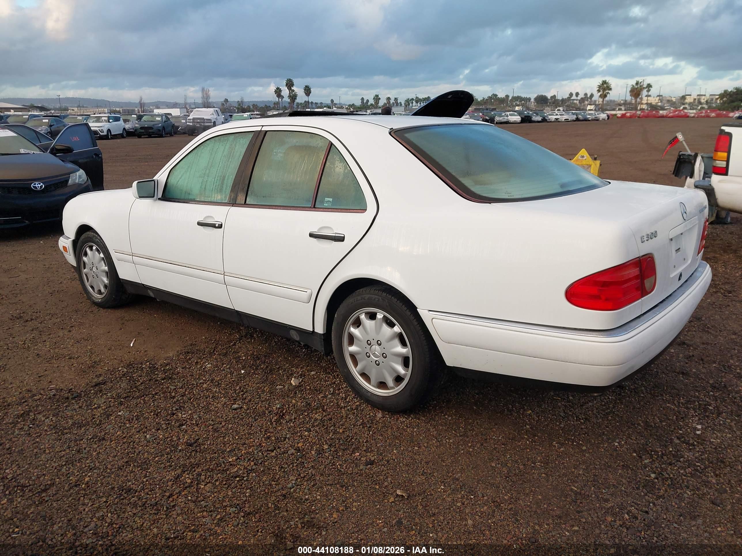 MERCEDES-BENZ E image 3