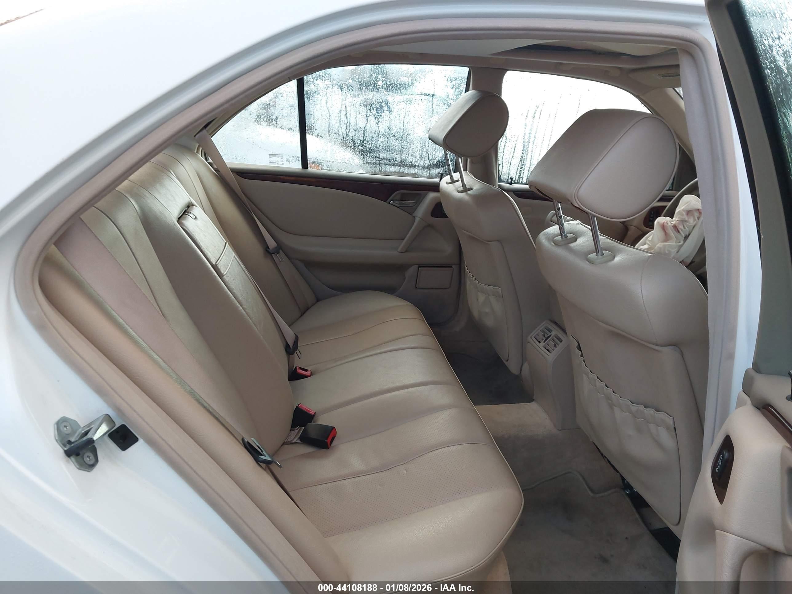 MERCEDES-BENZ E image 8