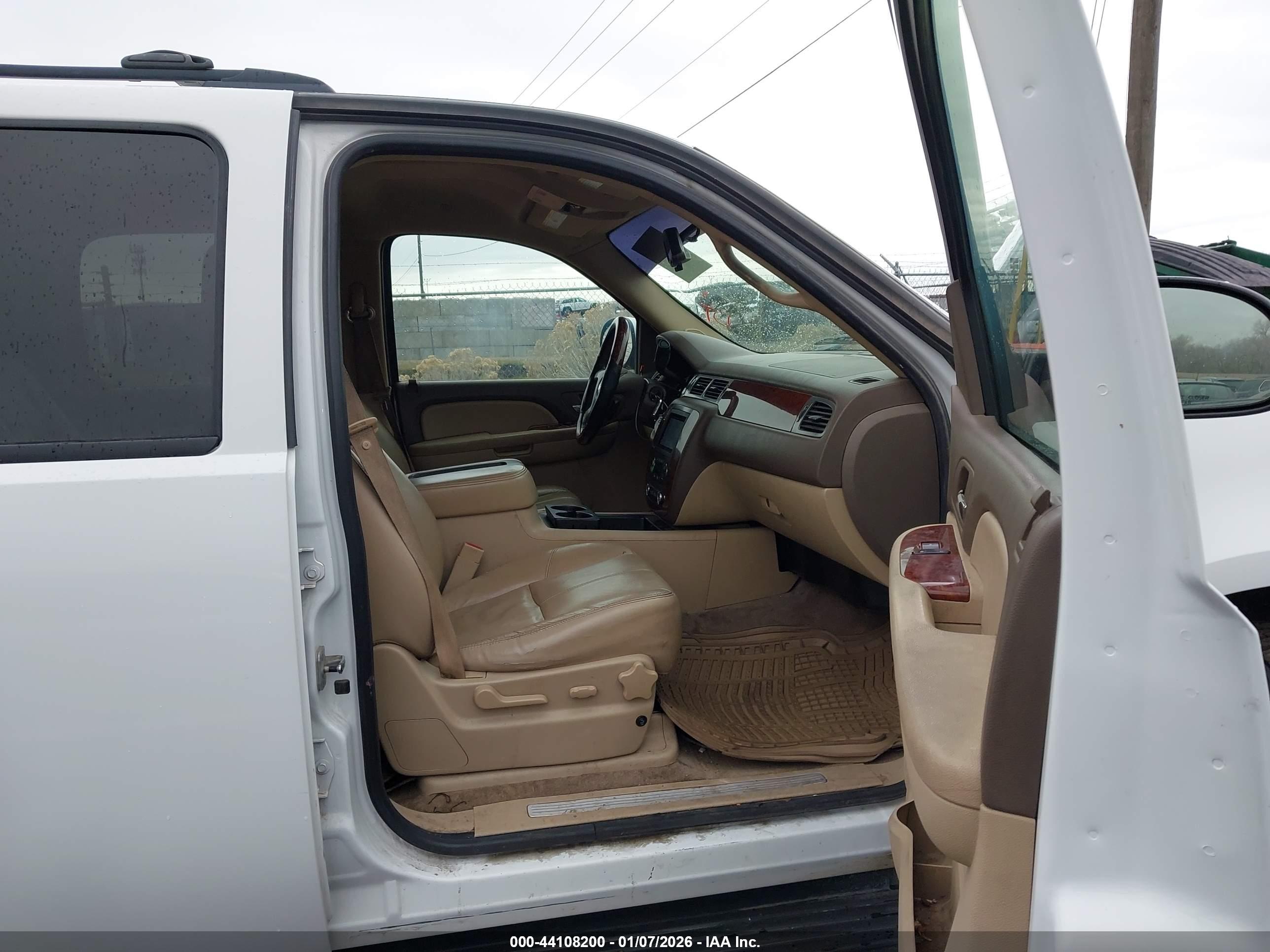 CHEVROLET SUBURBAN image 5