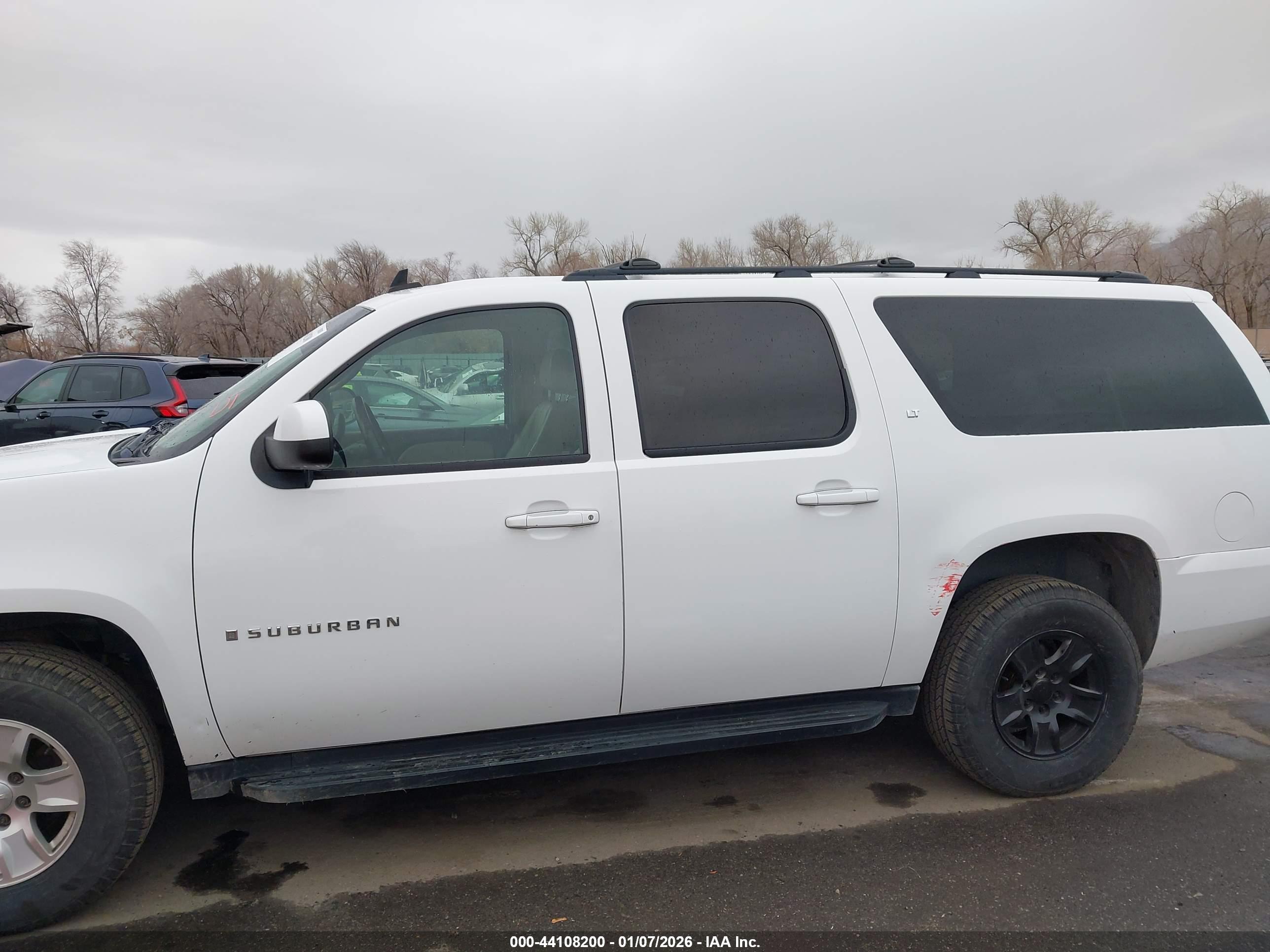 CHEVROLET SUBURBAN image 6