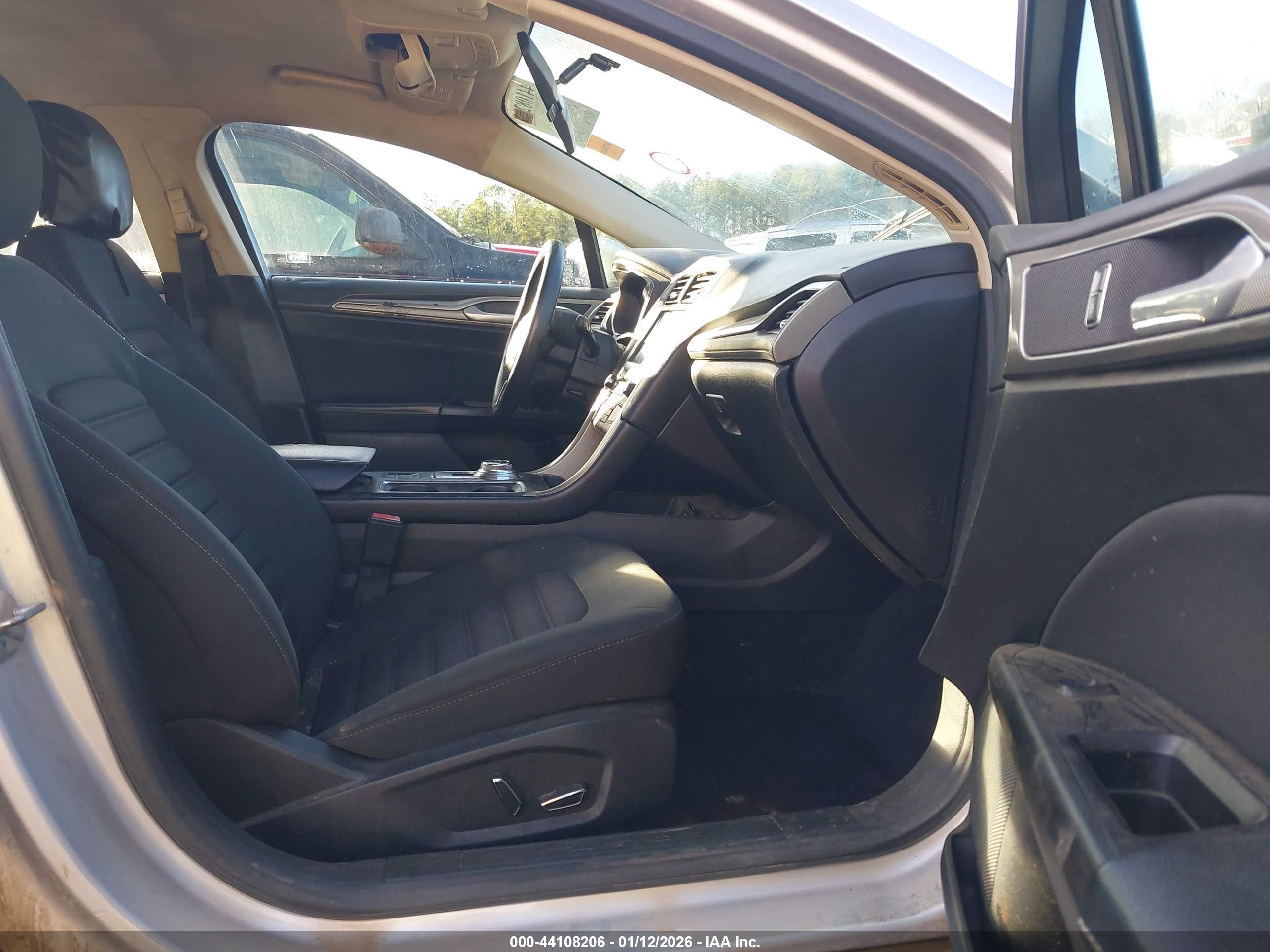 FORD FUSION image 5