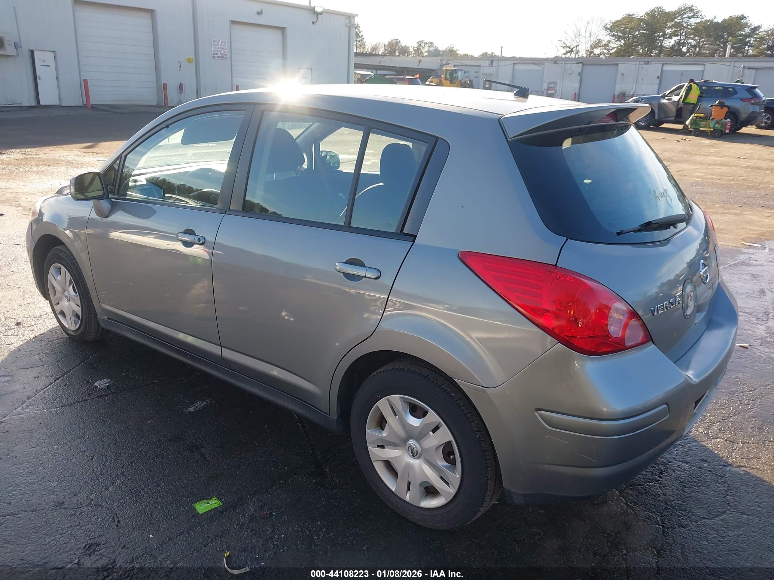NISSAN VERSA image 3