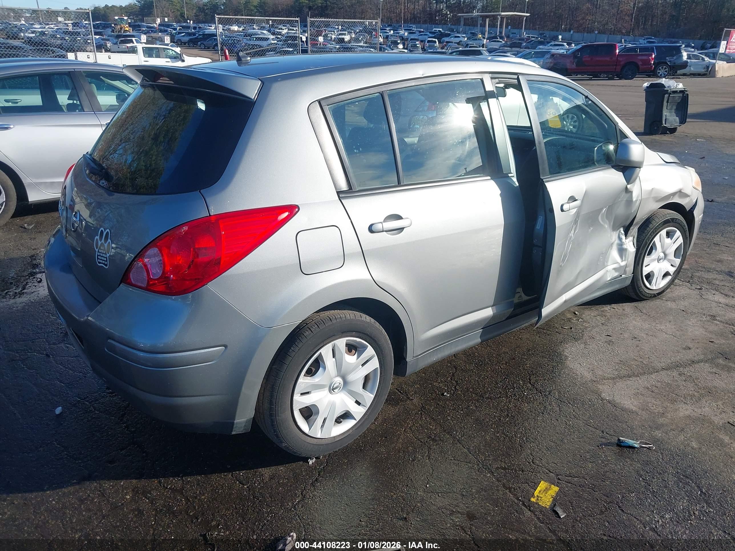NISSAN VERSA image 4