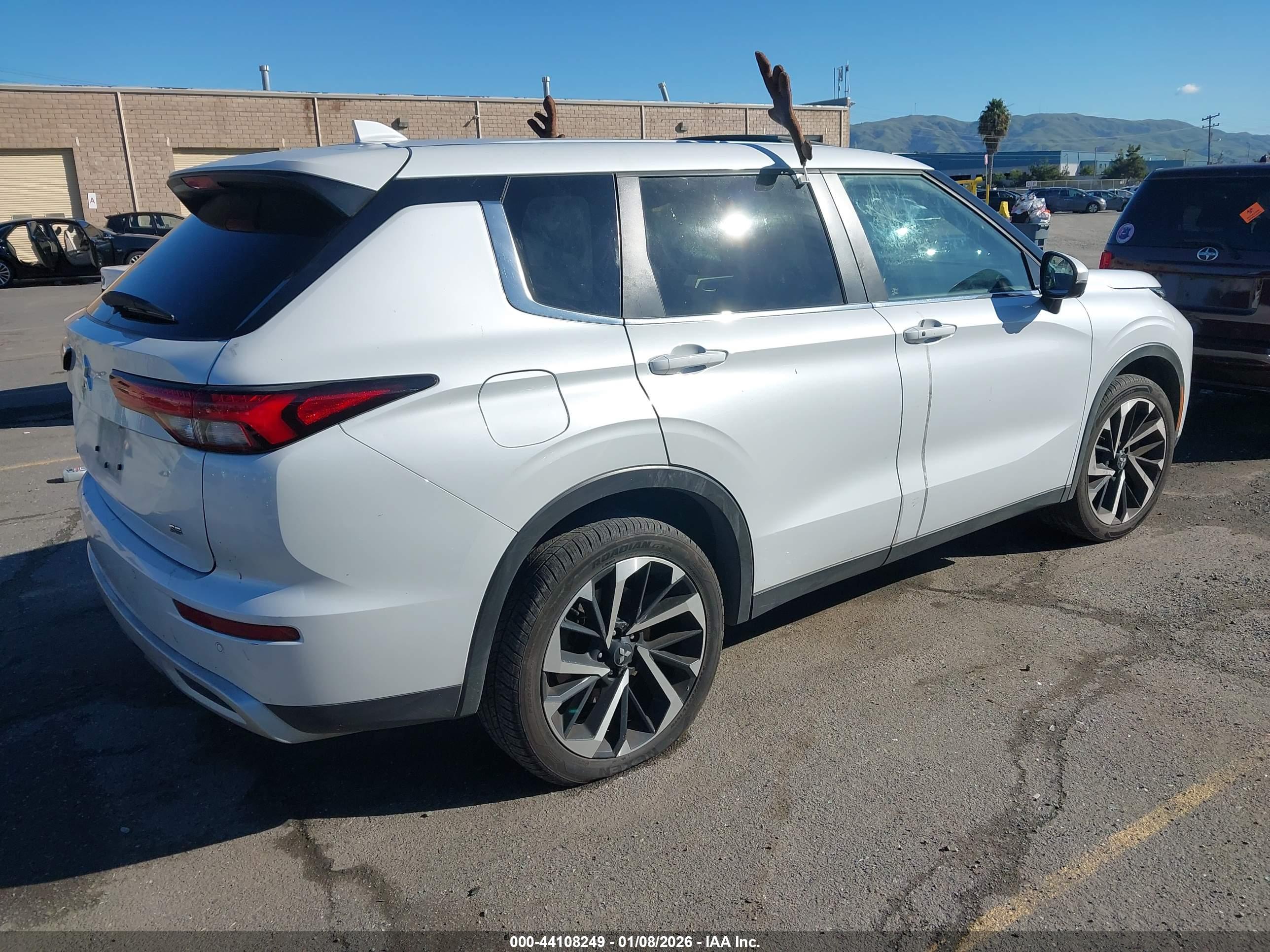 MITSUBISHI OUTLANDER image 4