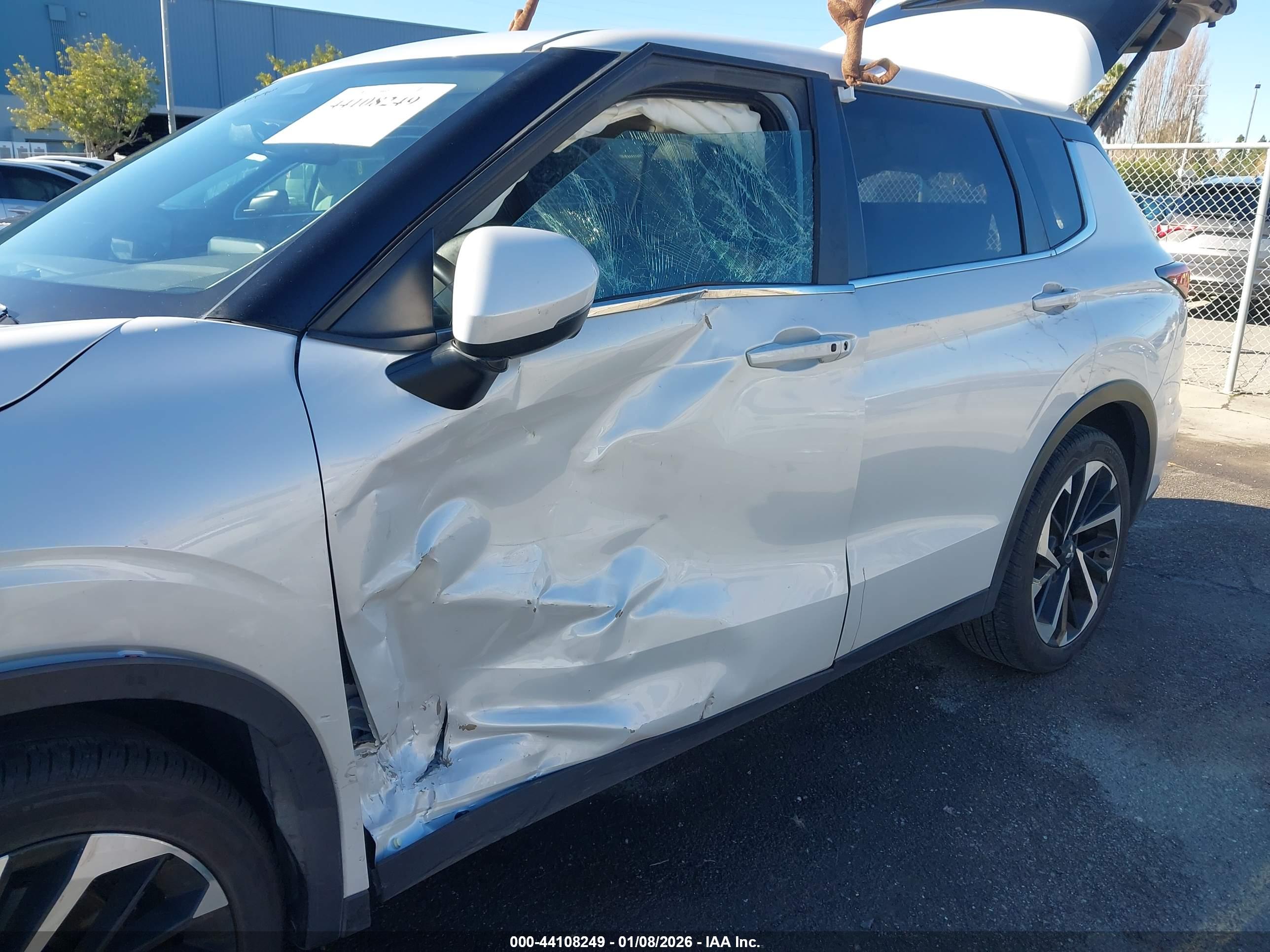 MITSUBISHI OUTLANDER image 6