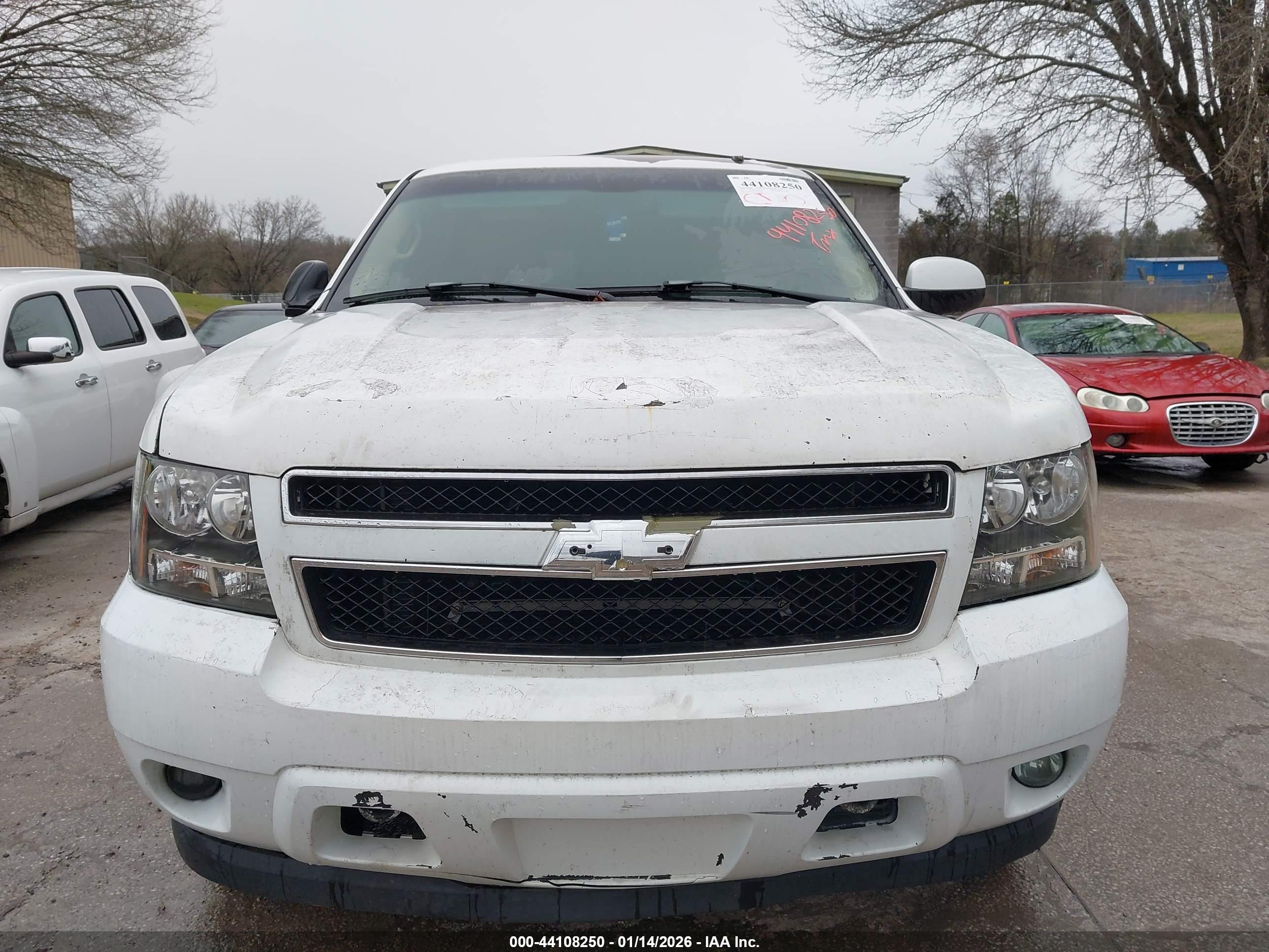 CHEVROLET SUBURBAN image 6