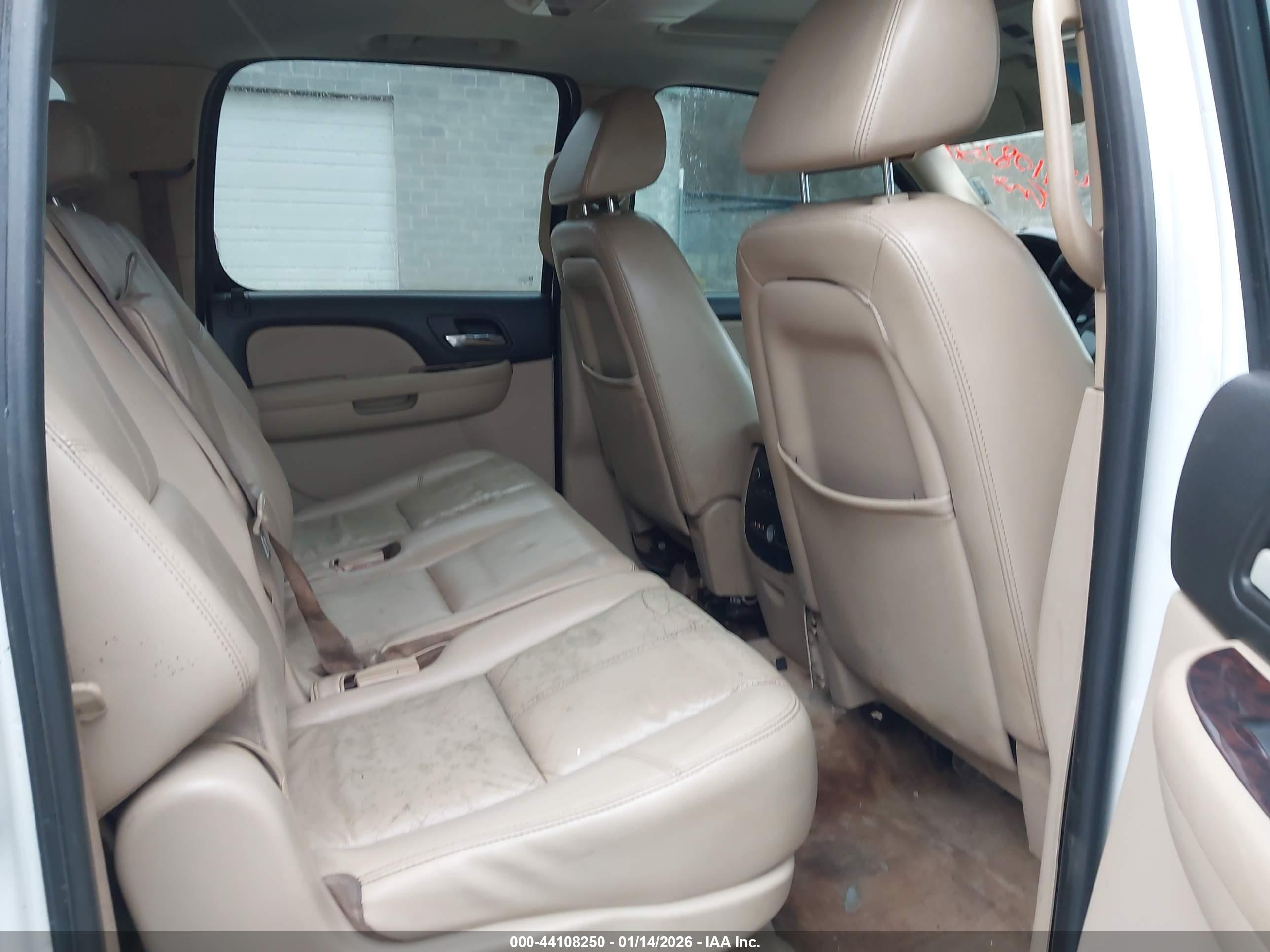 CHEVROLET SUBURBAN image 8