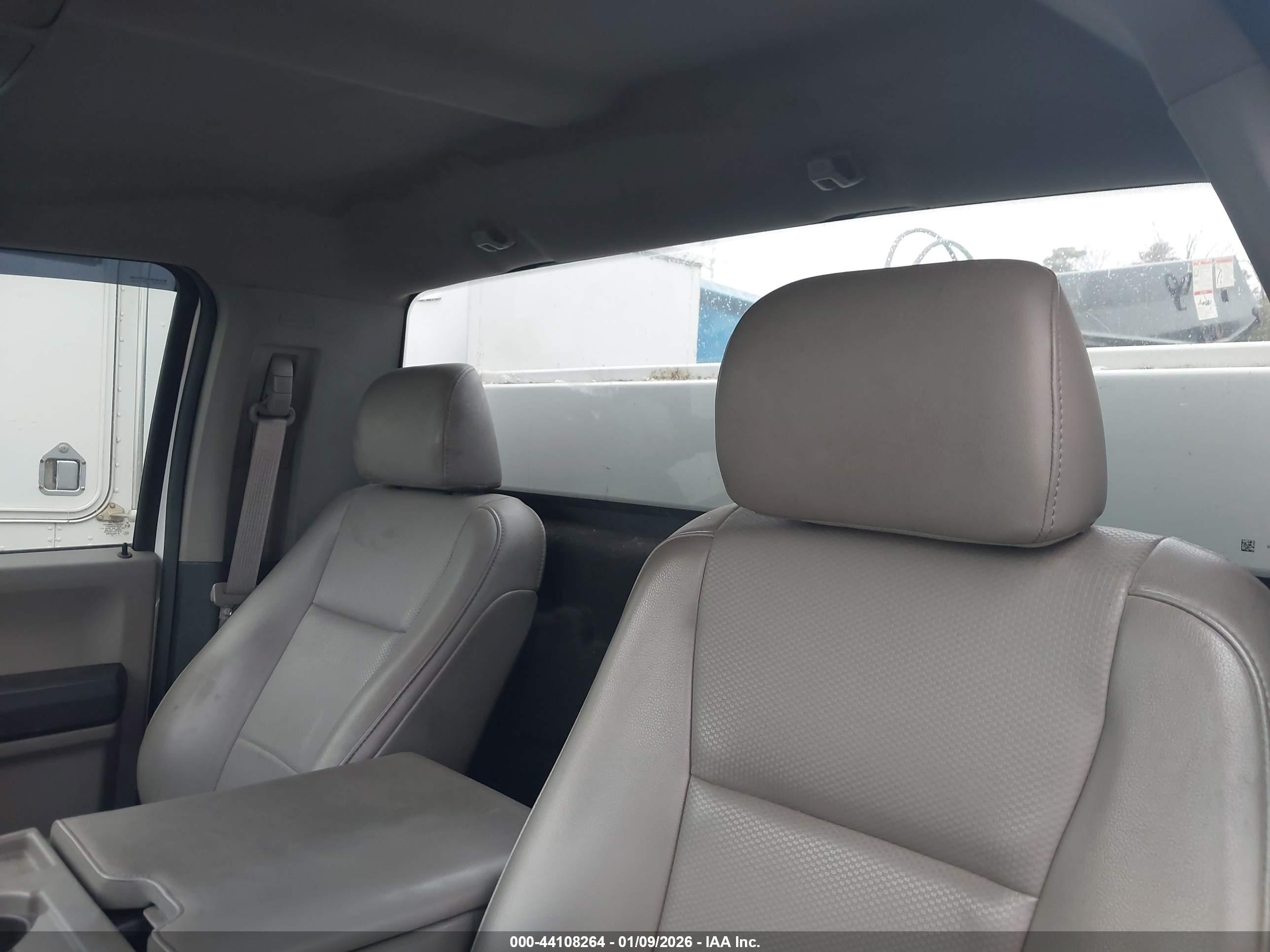 FORD F-550 image 7
