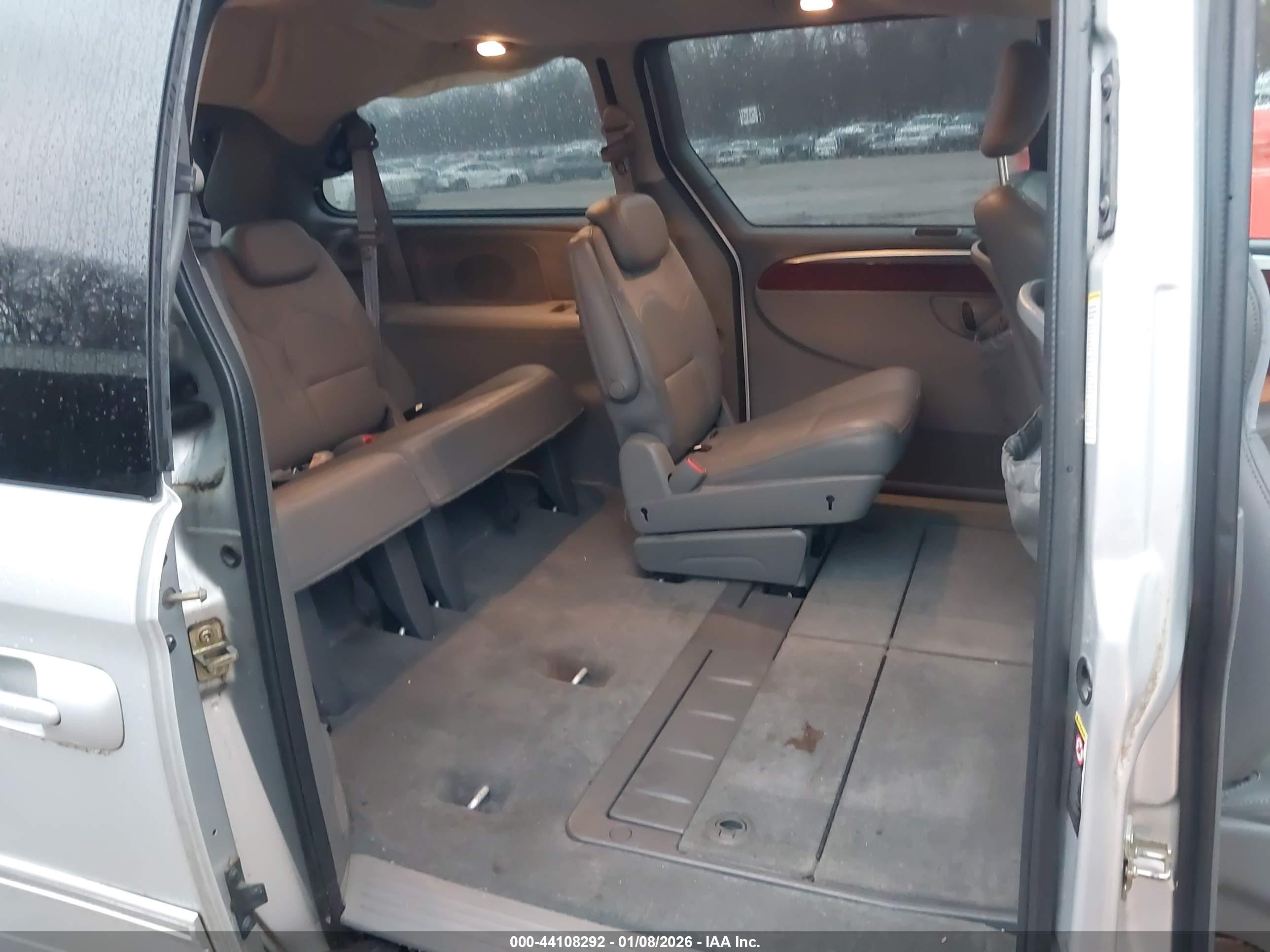CHRYSLER TOWN image 8