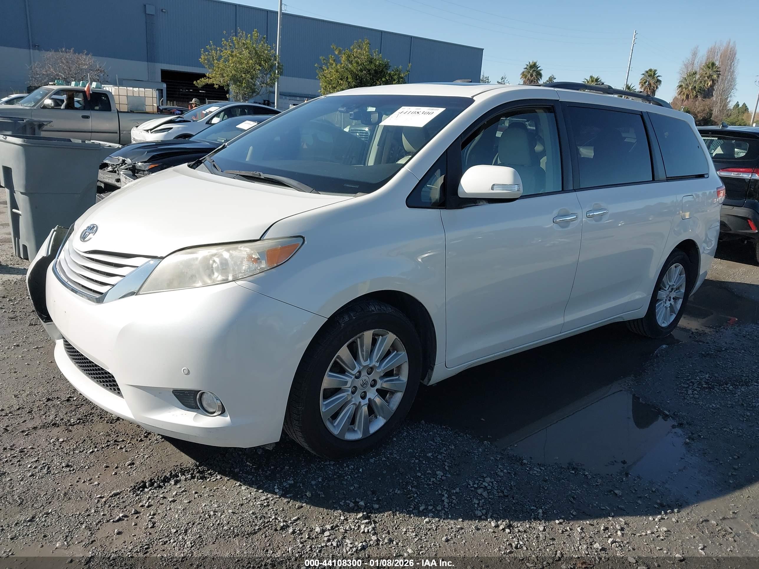 TOYOTA SIENNA image 2