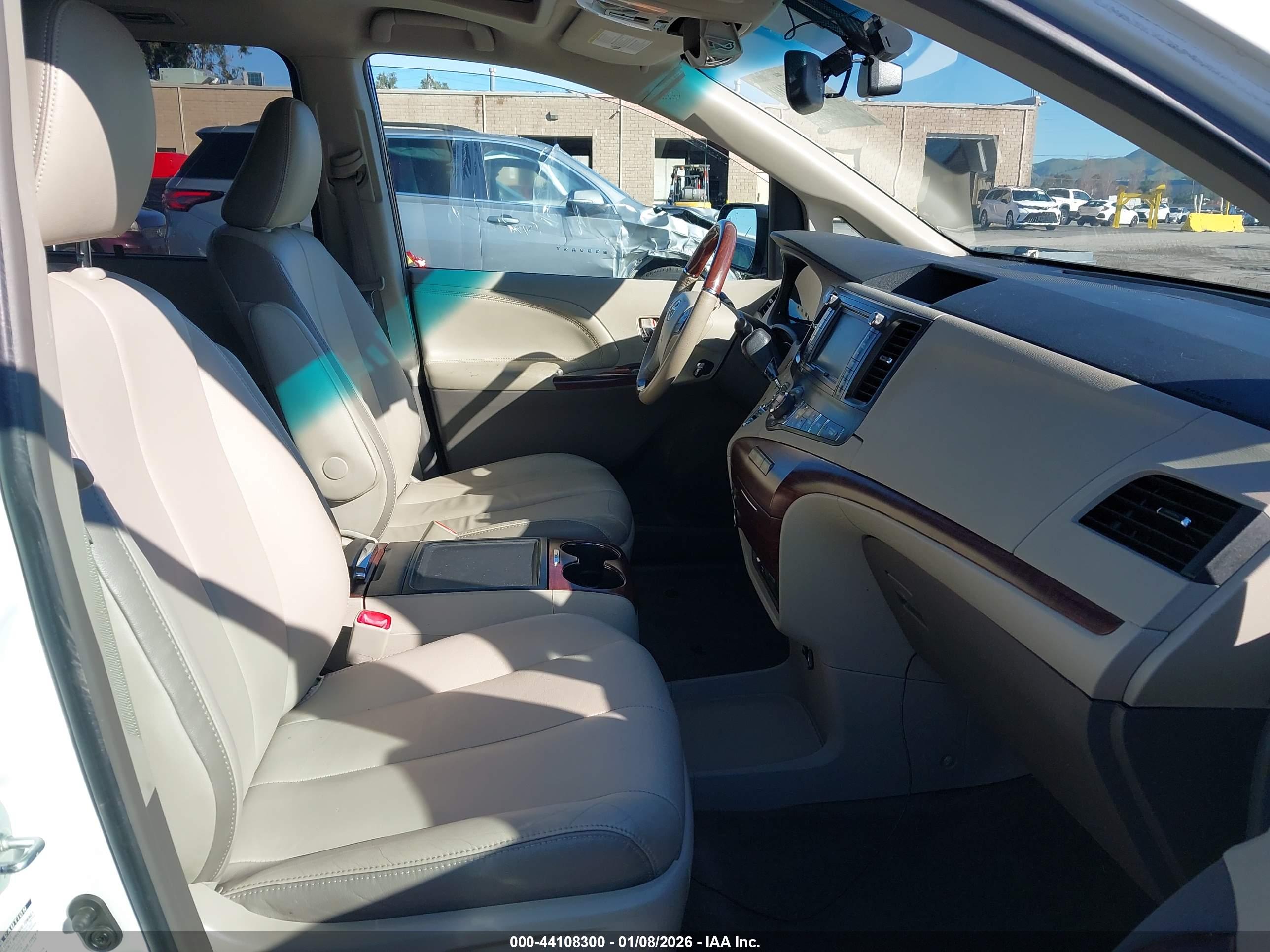 TOYOTA SIENNA image 5
