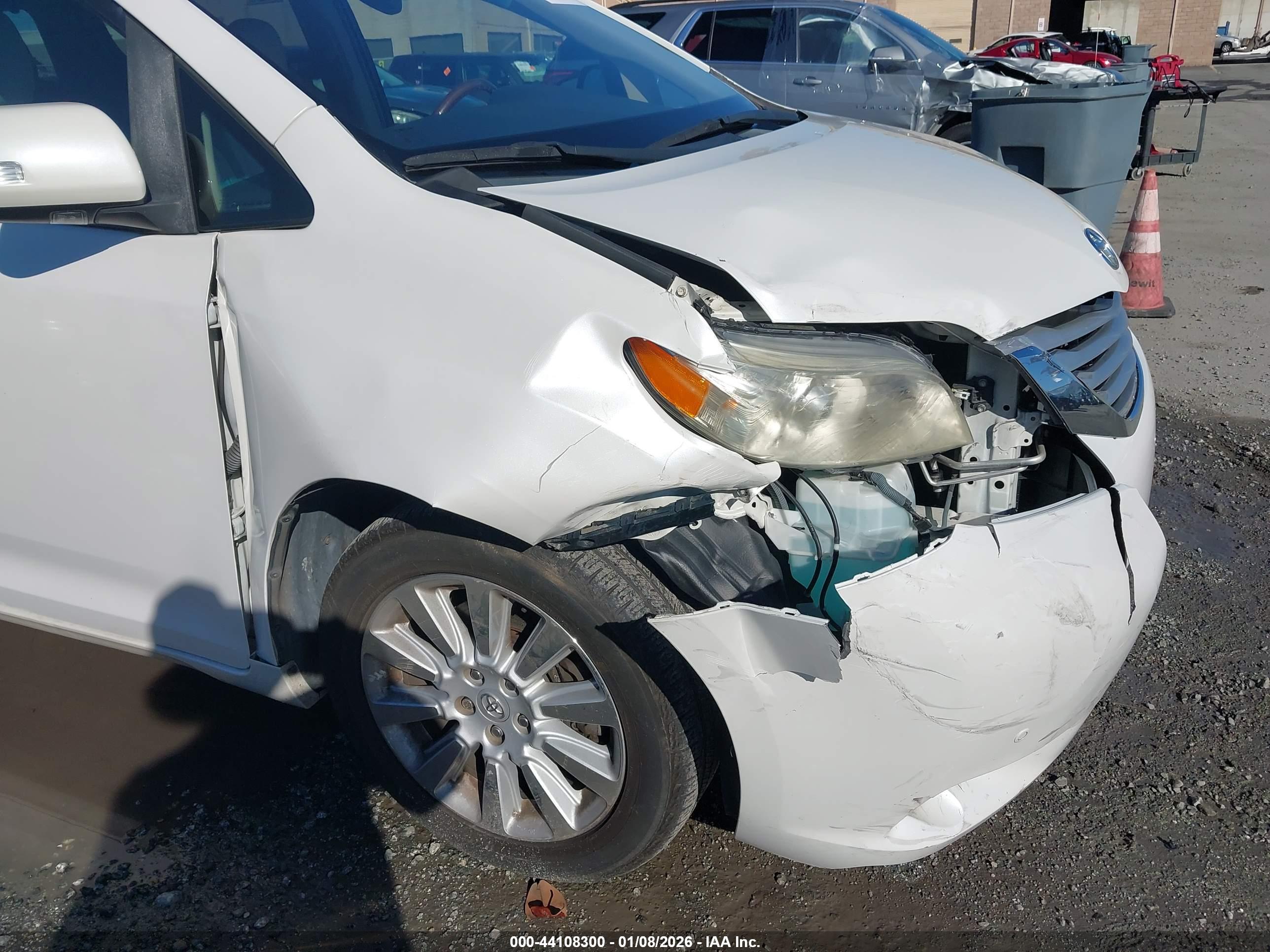 TOYOTA SIENNA image 6
