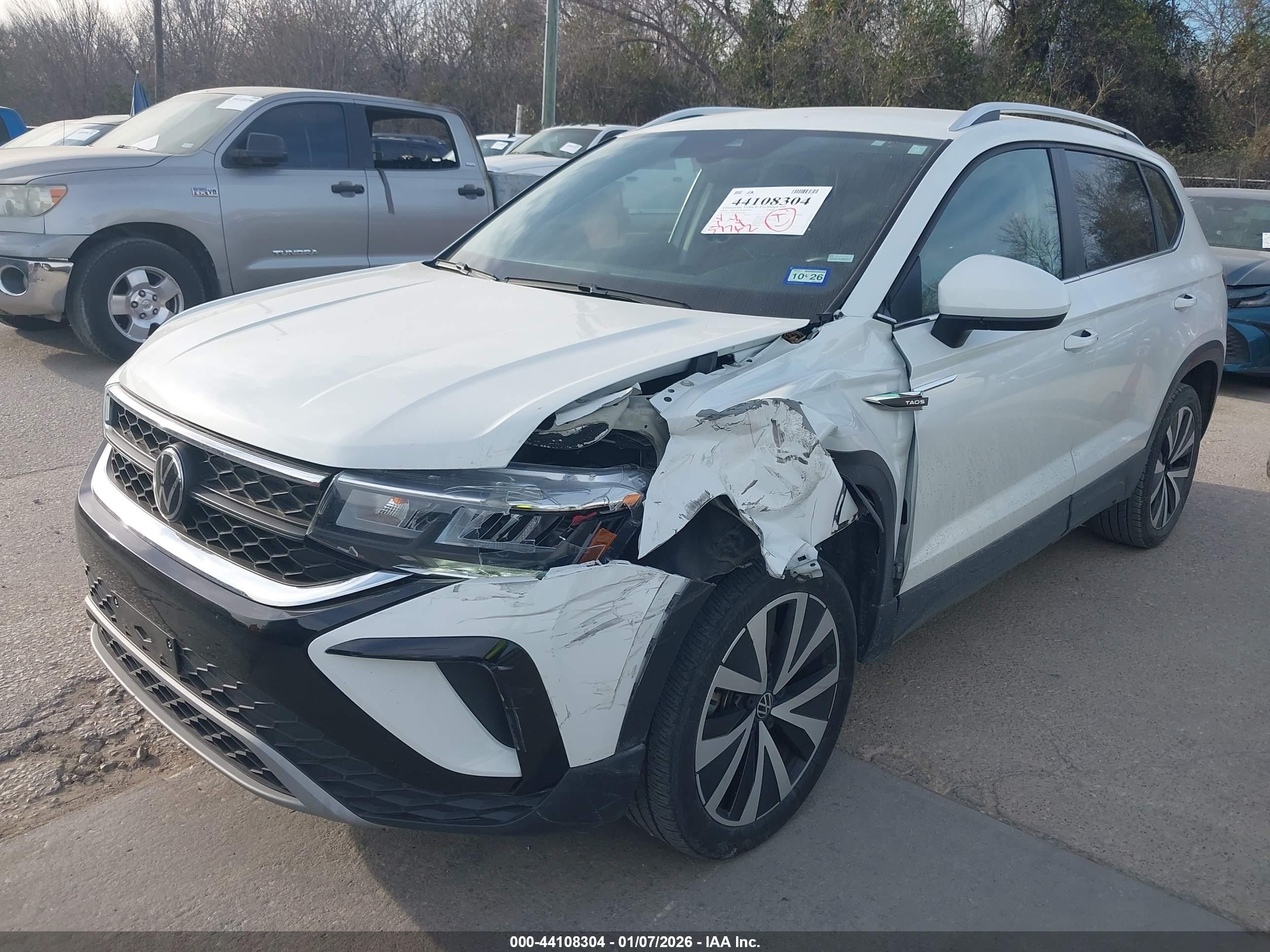 VOLKSWAGEN TAOS image 2