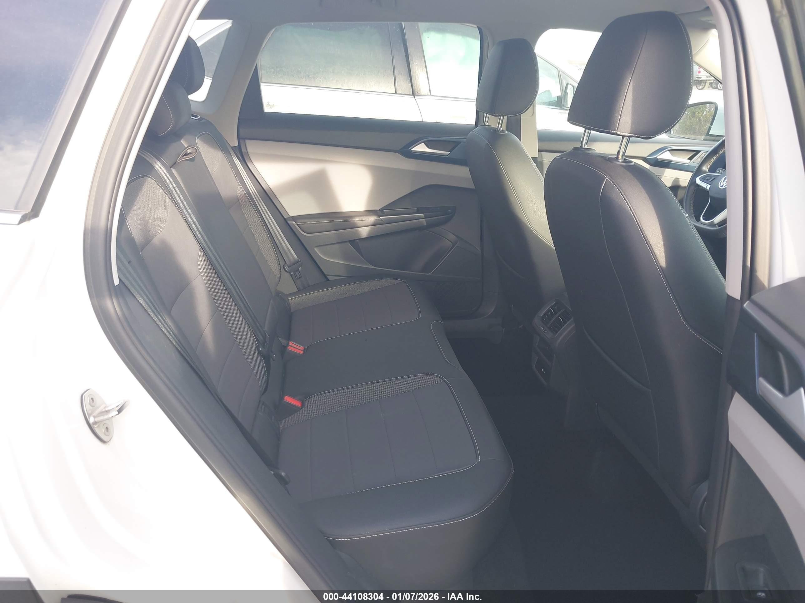 VOLKSWAGEN TAOS image 8
