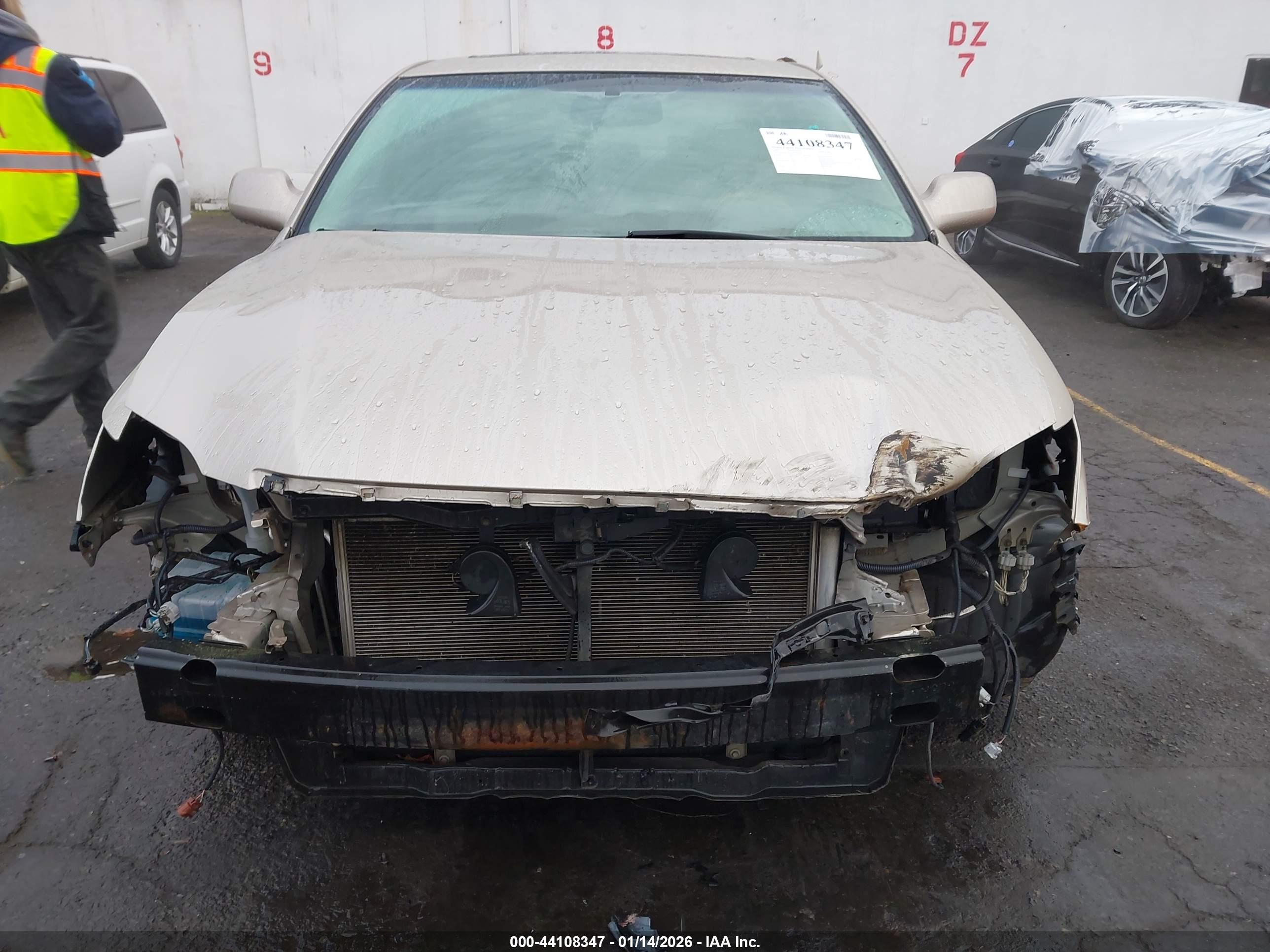 TOYOTA AVALON image 6