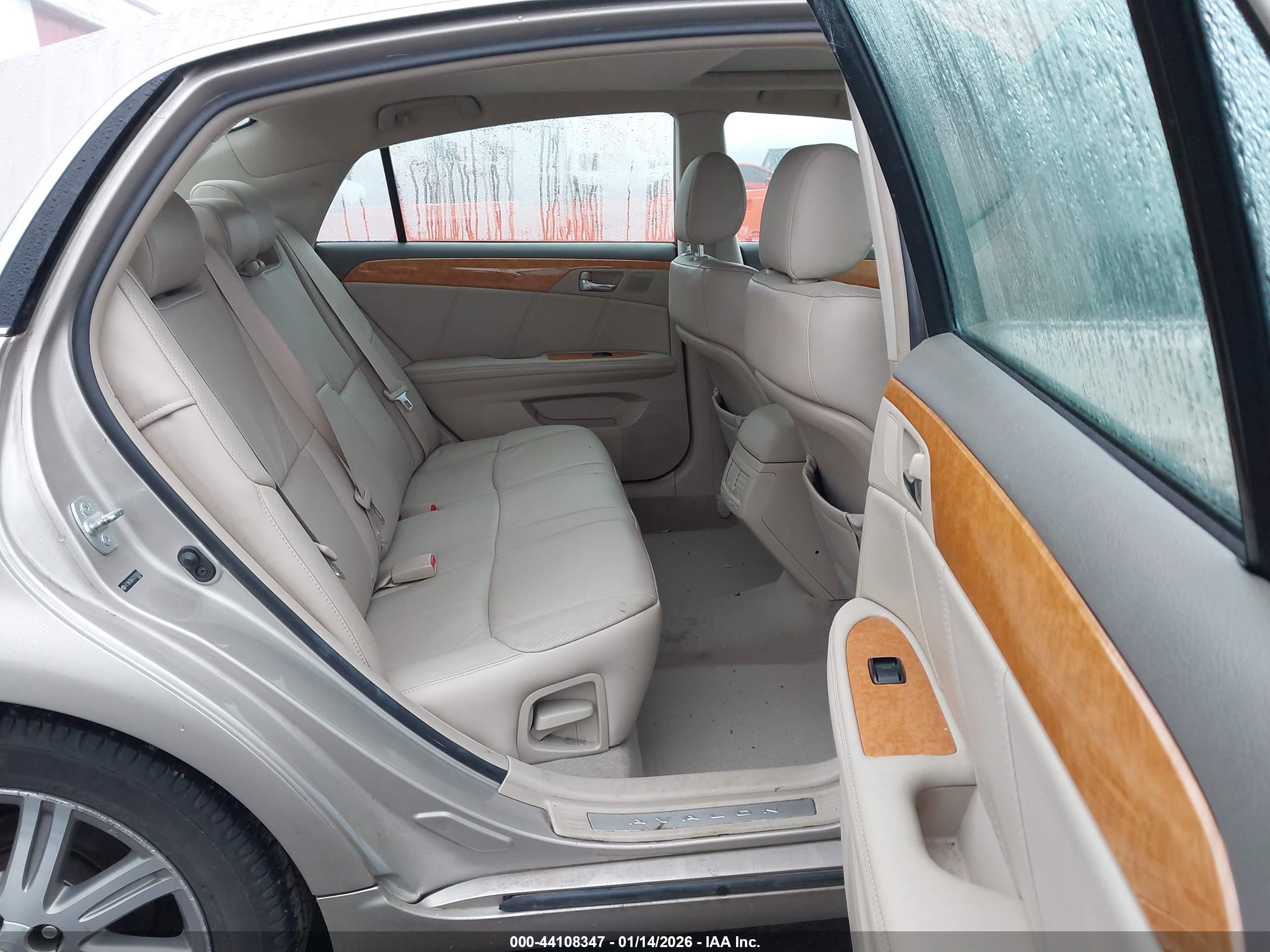 TOYOTA AVALON image 8