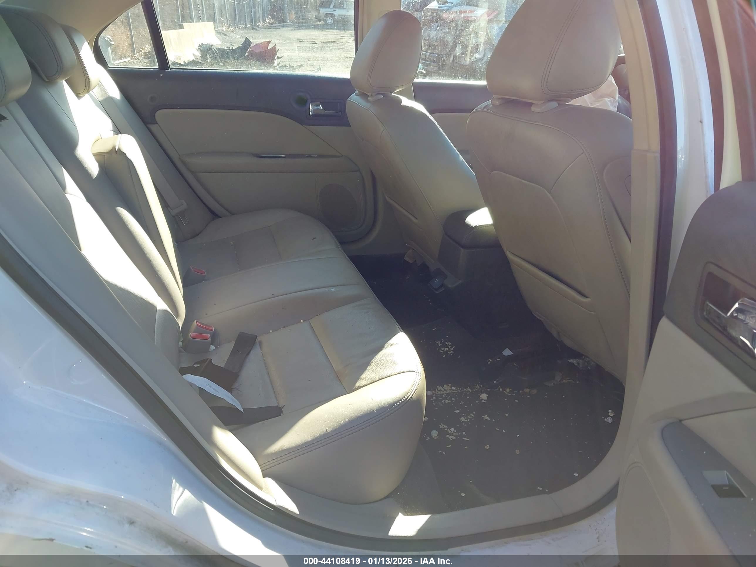 FORD FUSION image 8