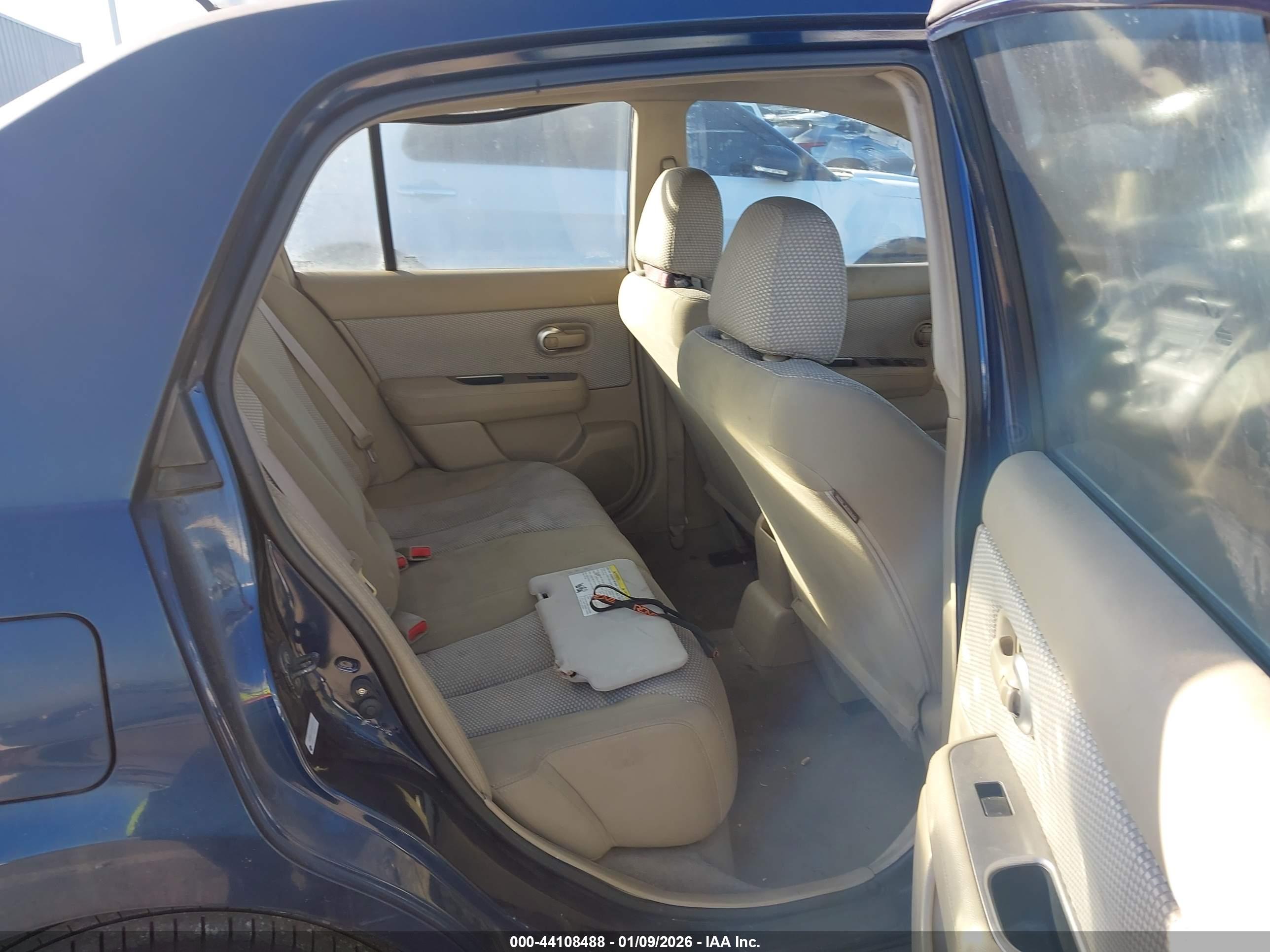 NISSAN VERSA image 8