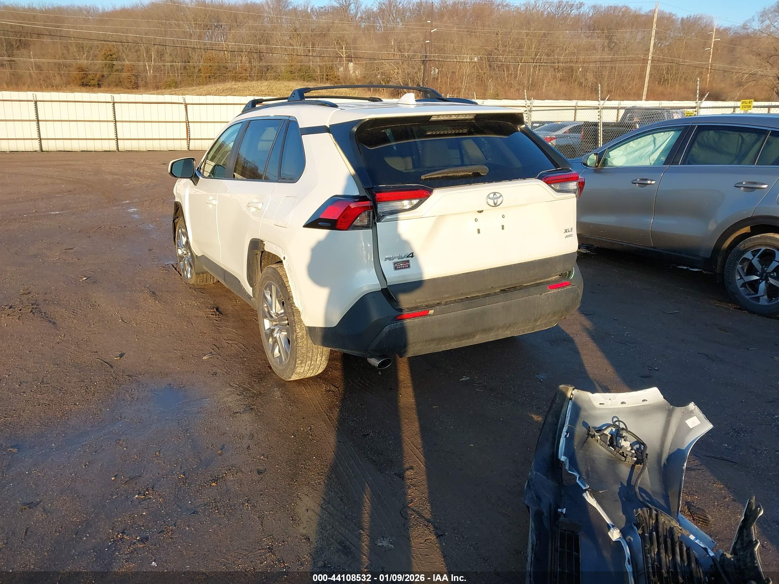 TOYOTA RAV4 image 3