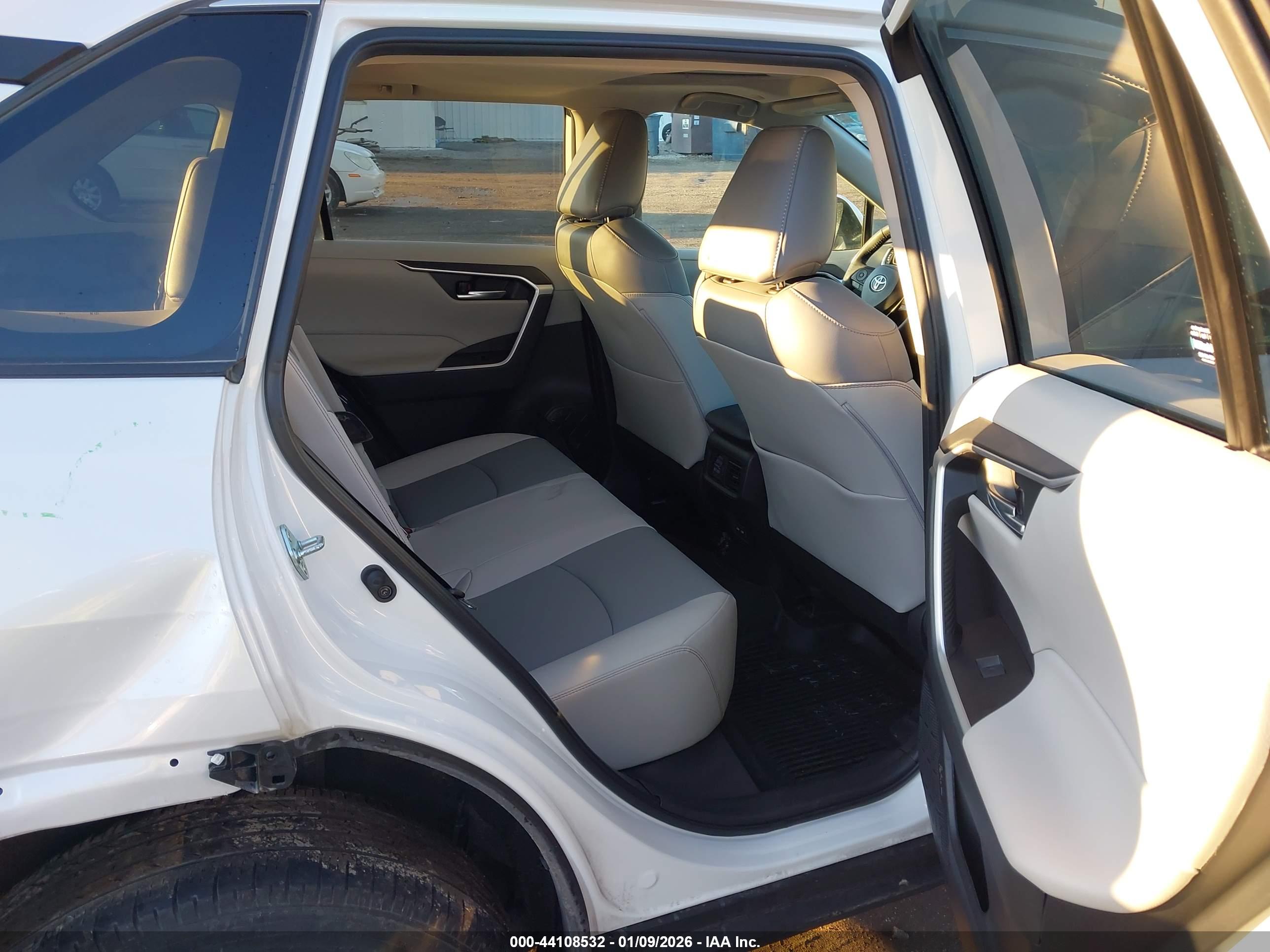 TOYOTA RAV4 image 8