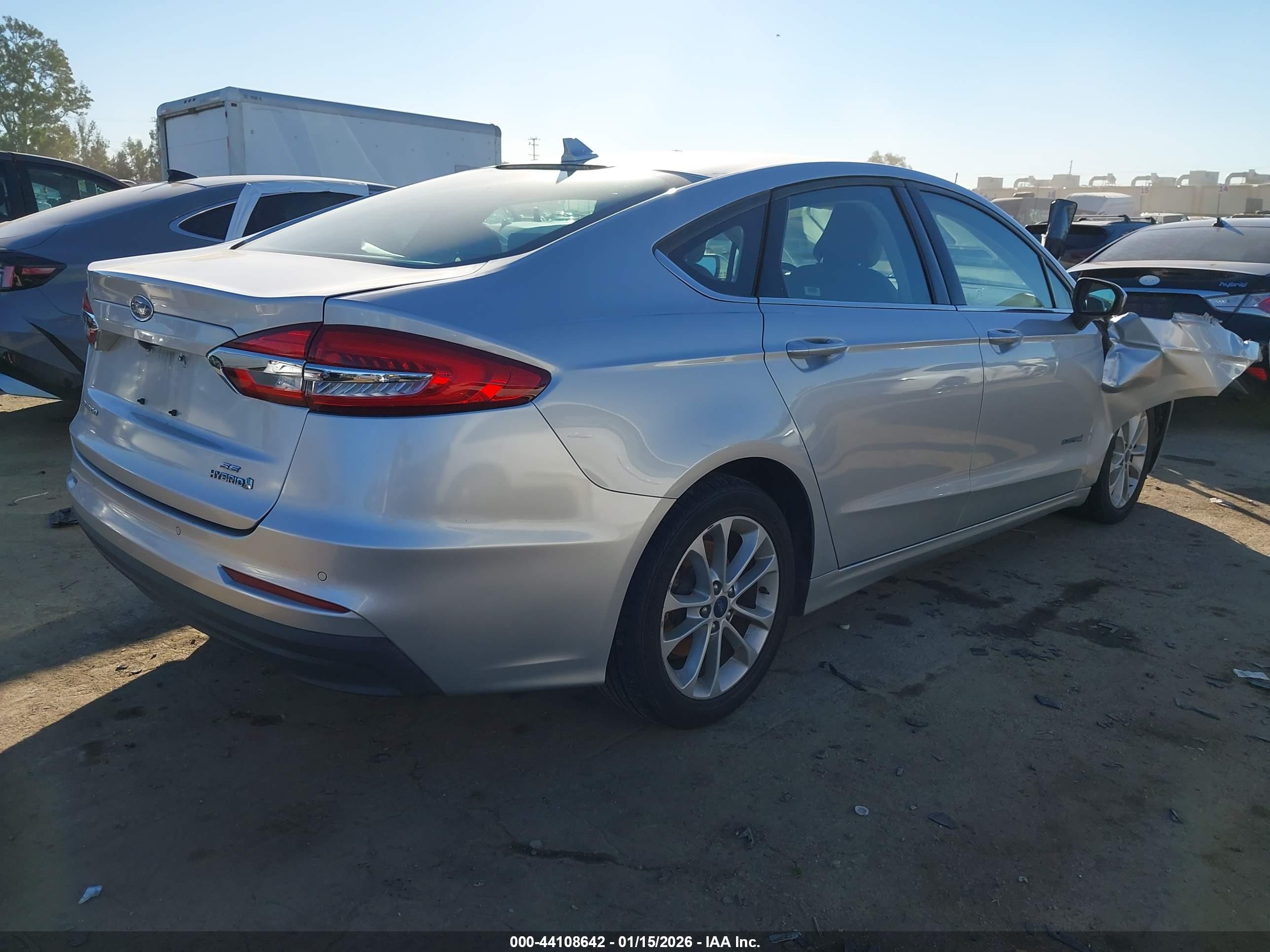 FORD FUSION image 4