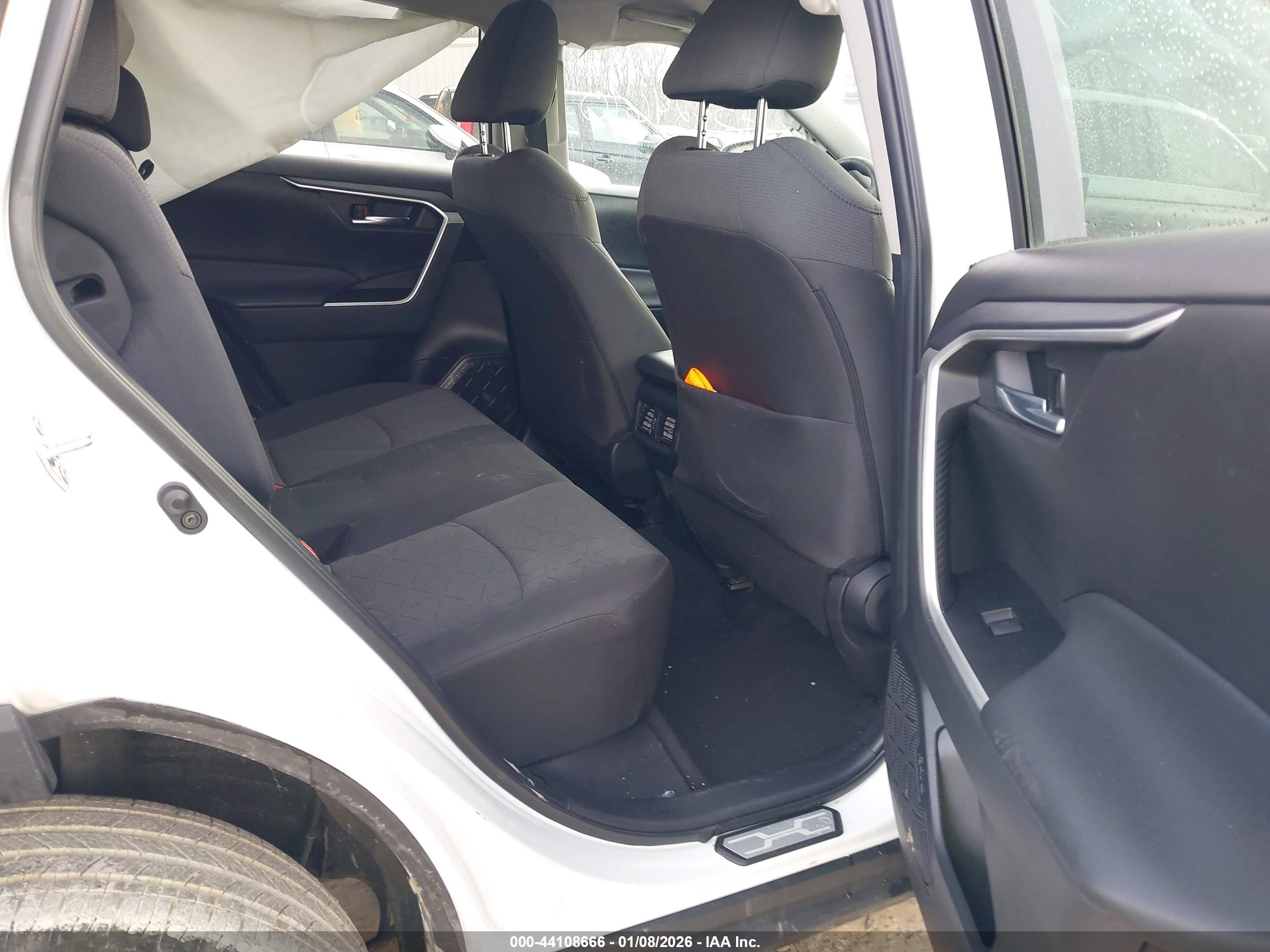 TOYOTA RAV4 image 8