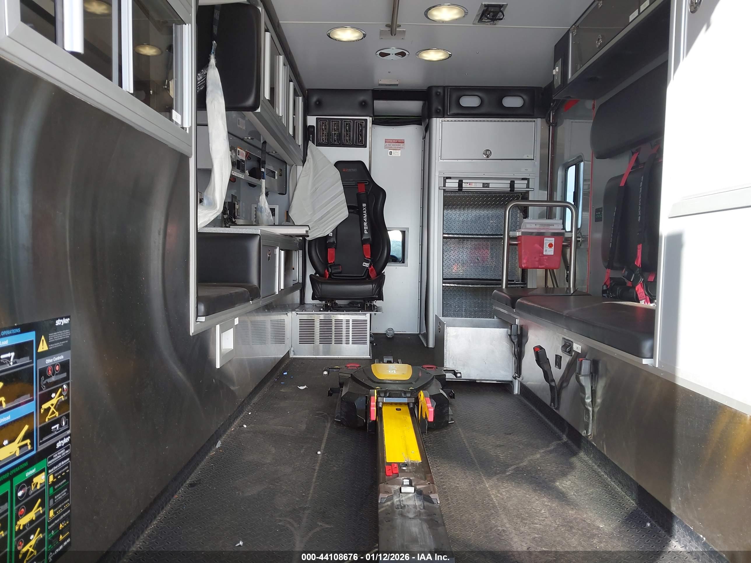 FORD F-550 image 8