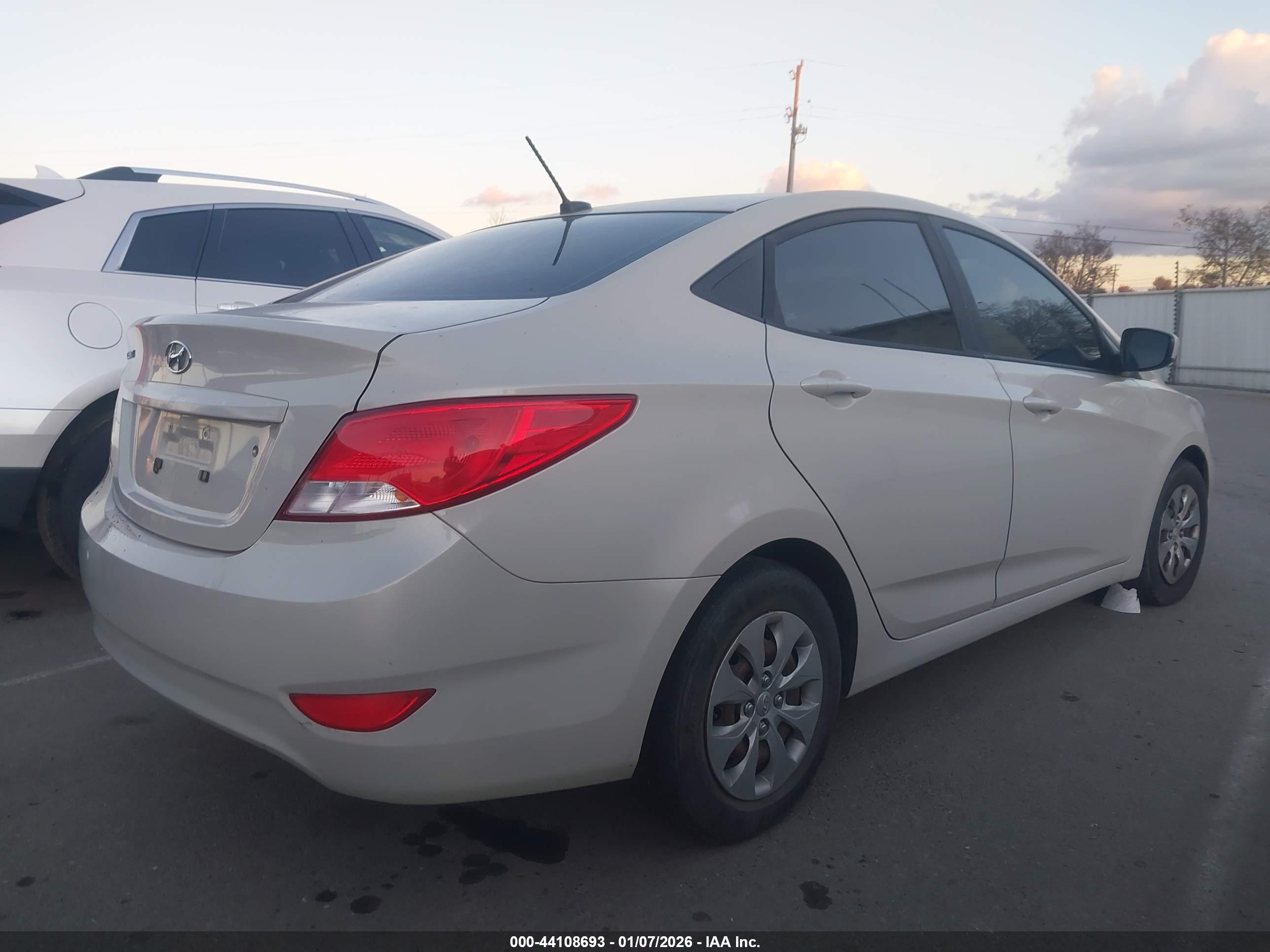 HYUNDAI ACCENT image 4