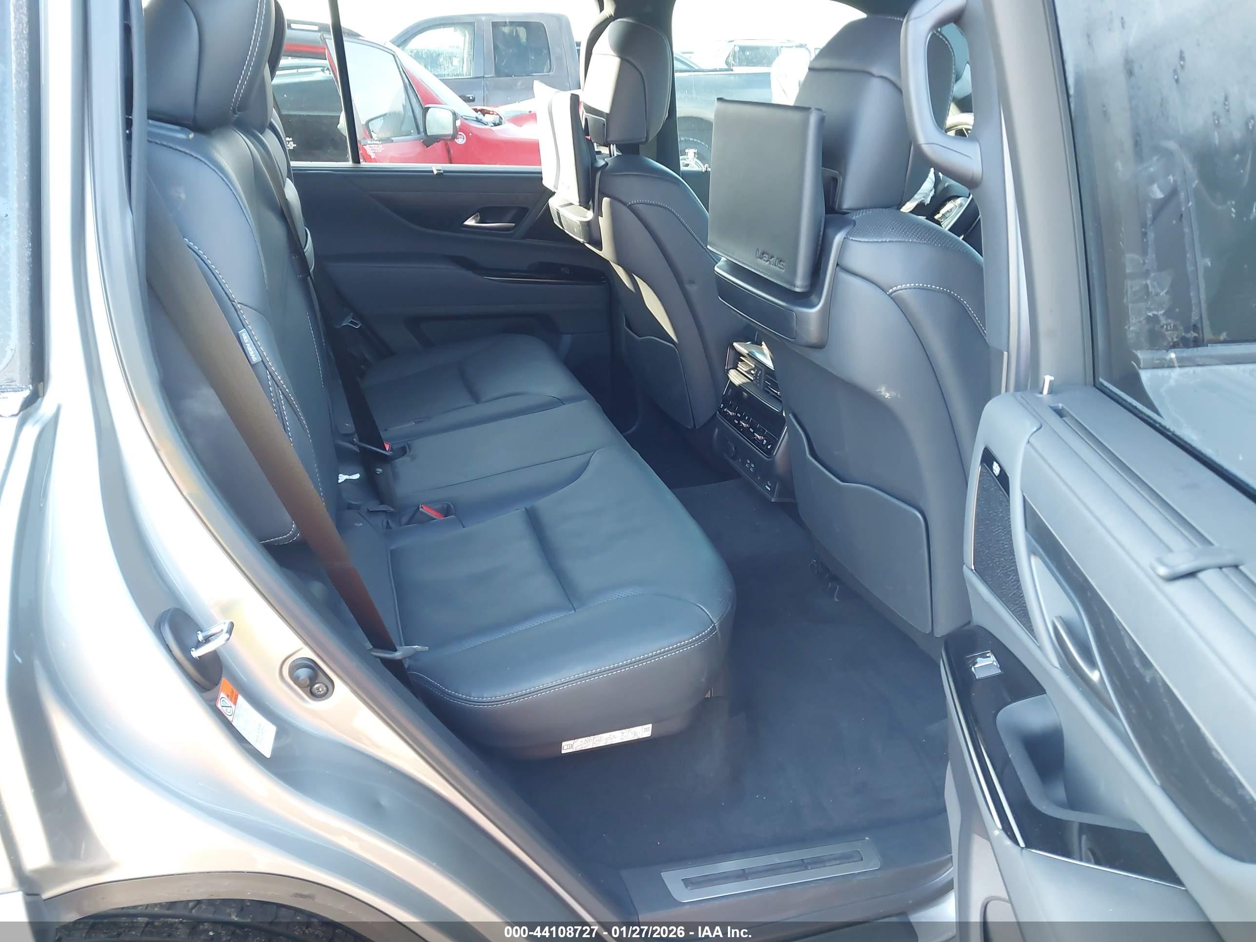 LEXUS LX image 8