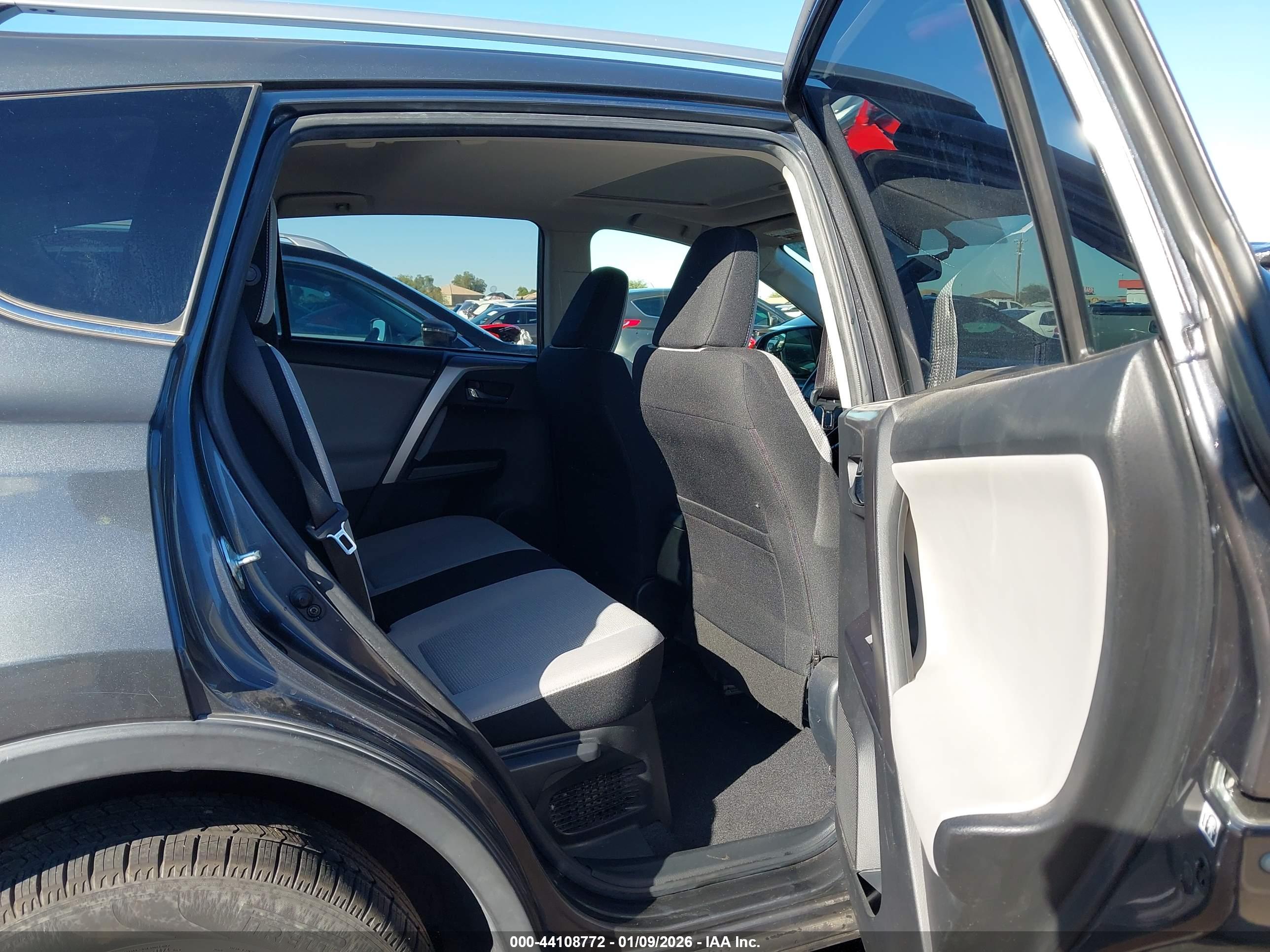 TOYOTA RAV4 image 8
