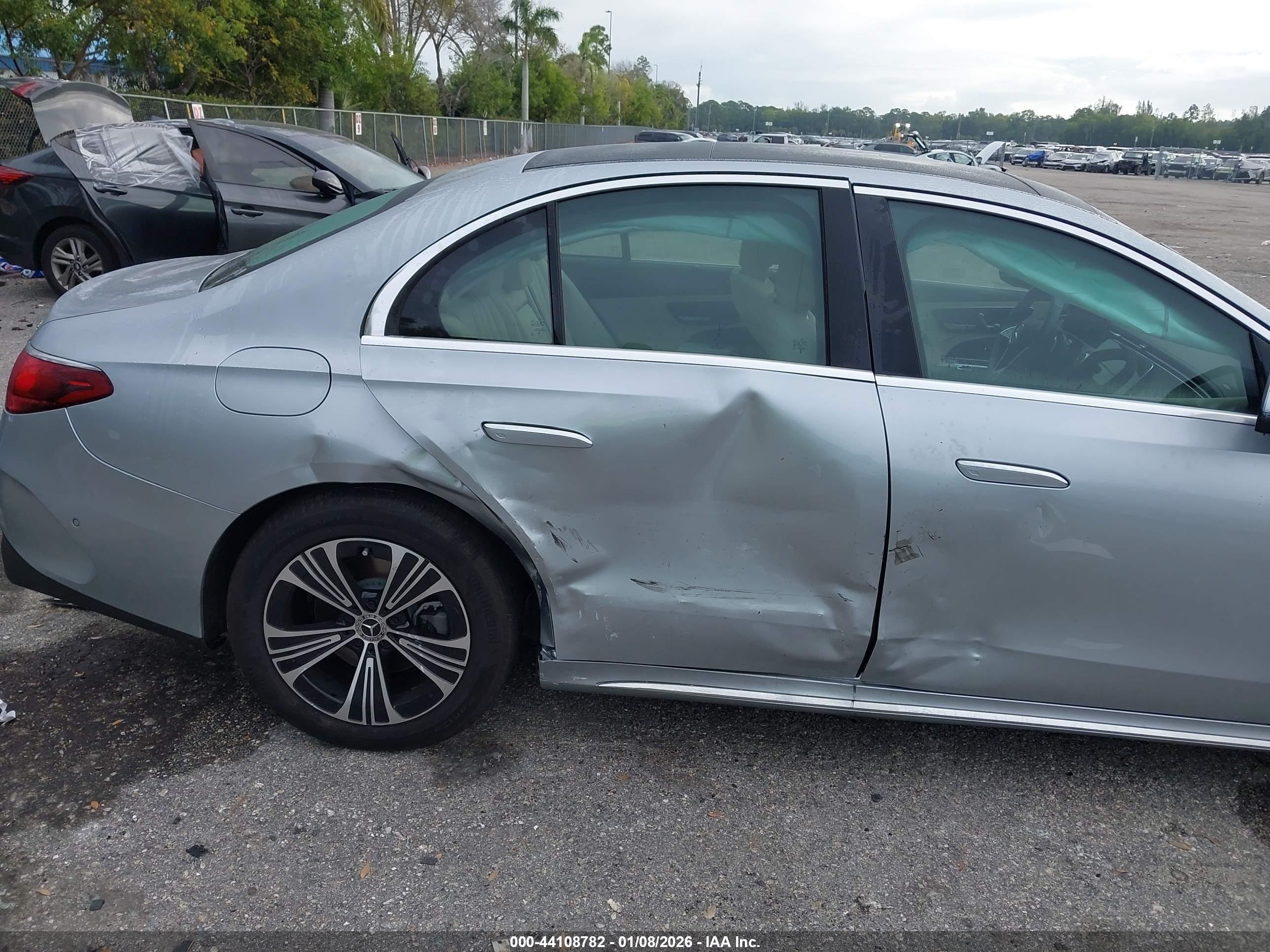 MERCEDES-BENZ E image 6